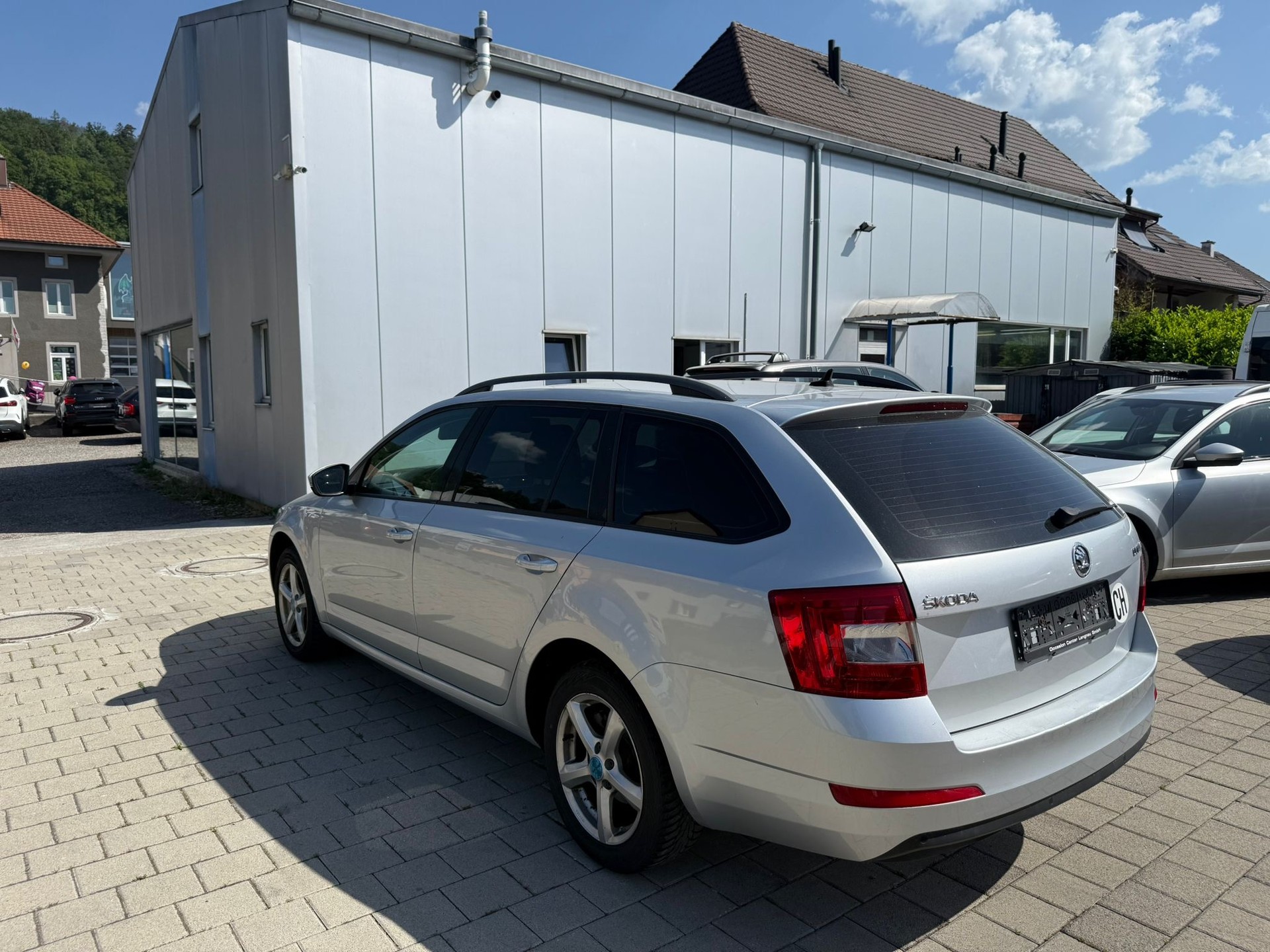 SKODA Octavia Combi 2.0 TDI Elegance DSG-image-5