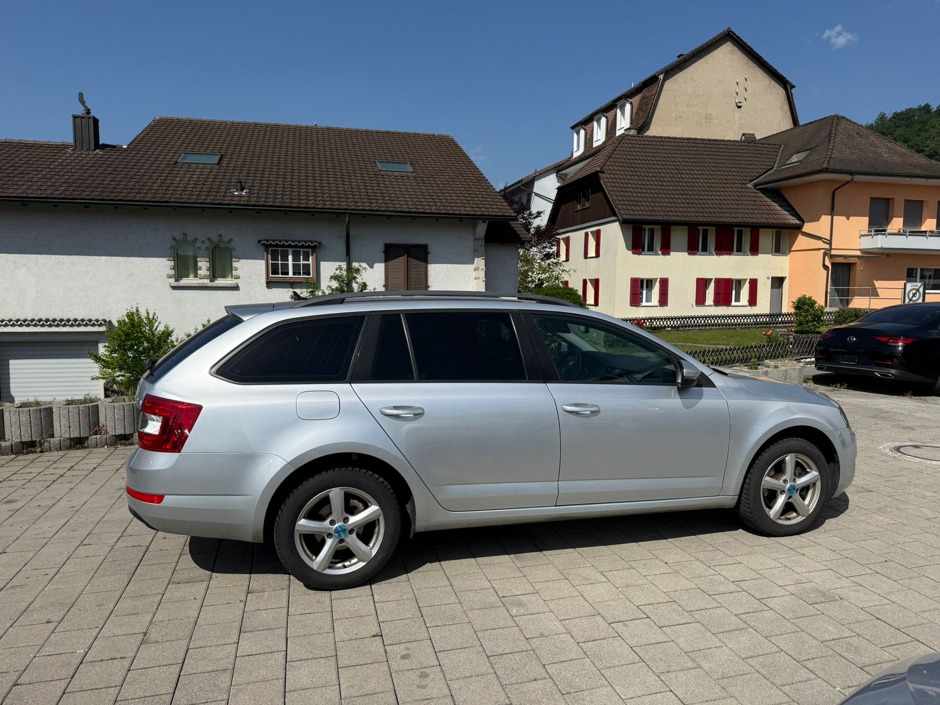 SKODA Octavia Combi 2.0 TDI Elegance DSG-image-2