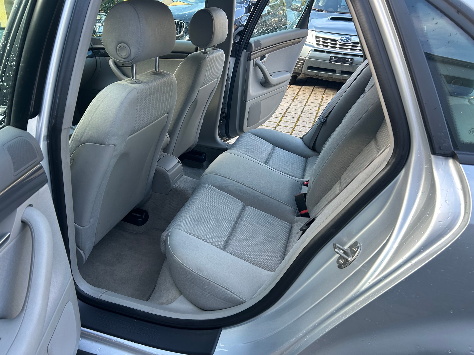AUDI A4 2.4 V6-image-9
