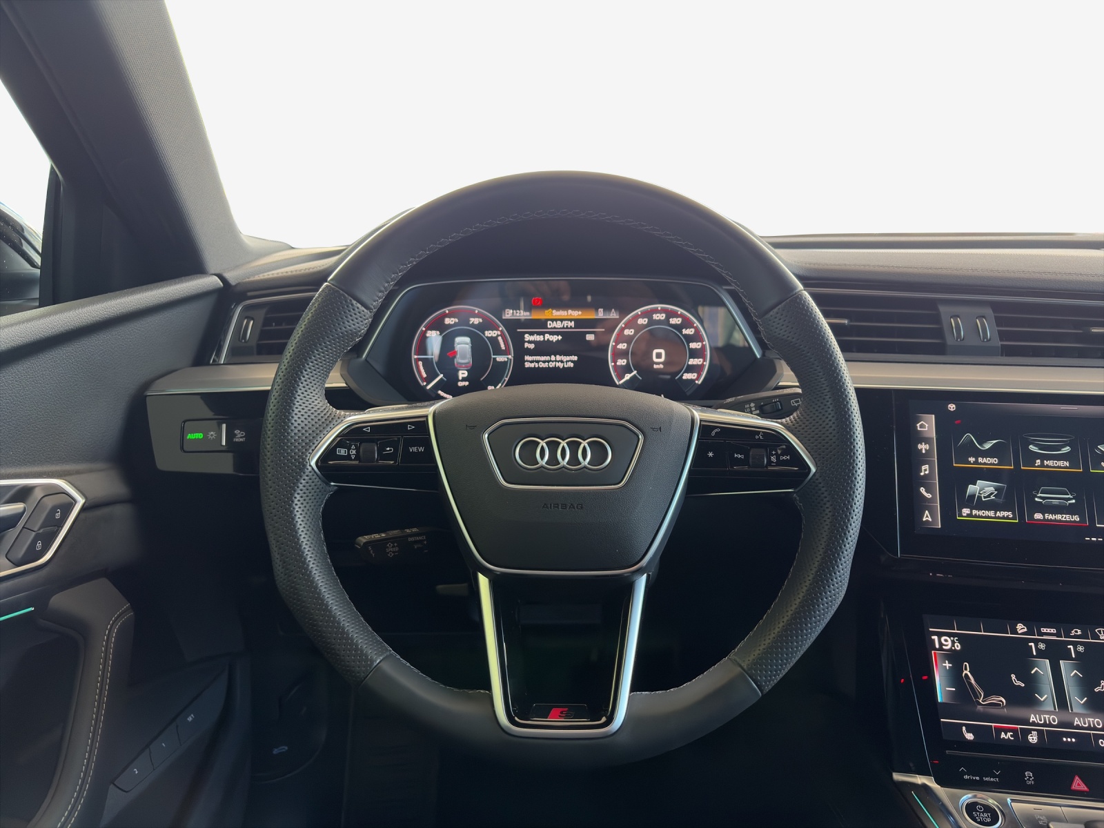 AUDI e-tron 55 S Line Black Edition quattro-image-10