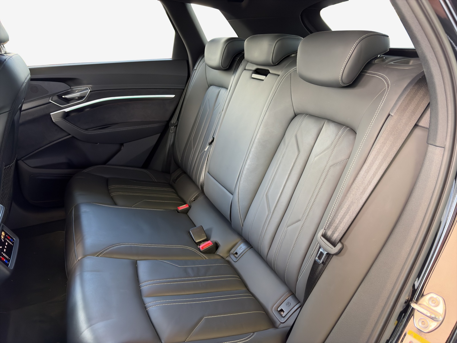 AUDI e-tron 55 S Line Black Edition quattro-image-12