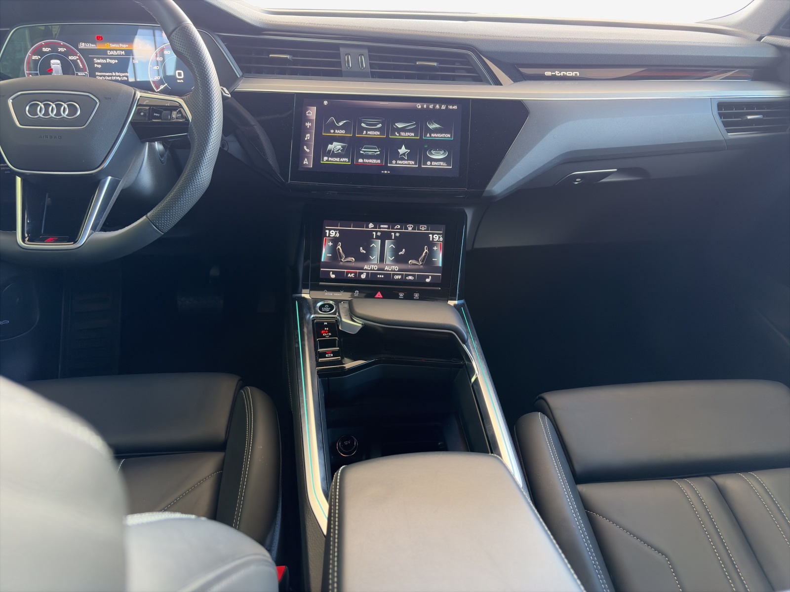 AUDI e-tron 55 S Line Black Edition quattro-image-11