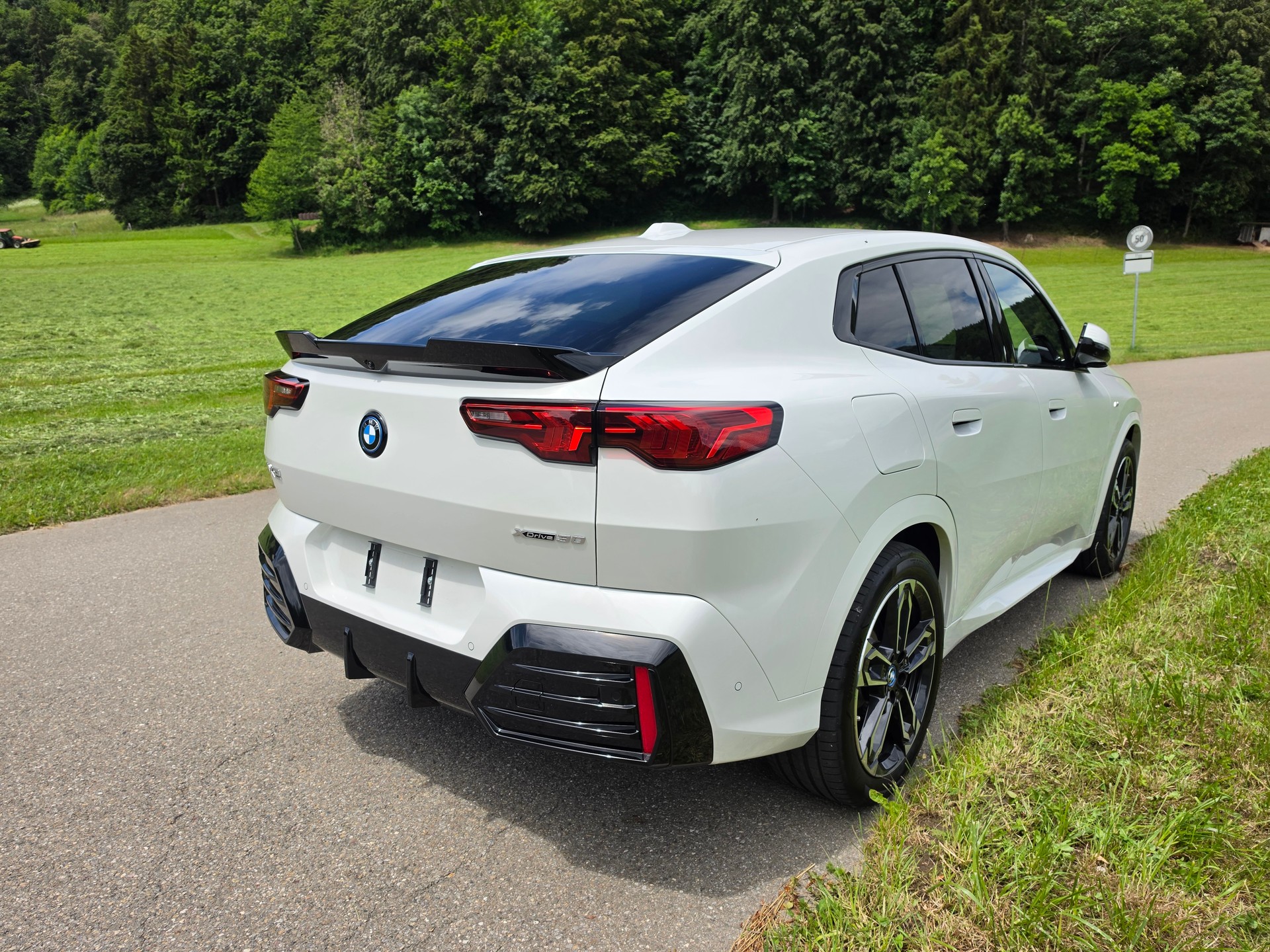 BMW iX2 30 xDrive M-Sport Pro - *535 CHF Leasingübernahme möglich*-image-4