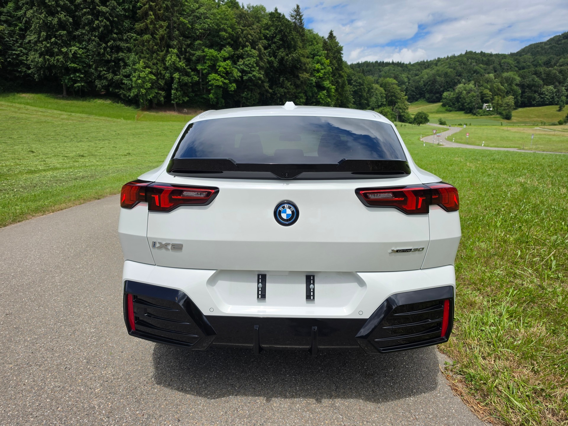 BMW iX2 30 xDrive M-Sport Pro - *535 CHF Leasingübernahme möglich*-image-5