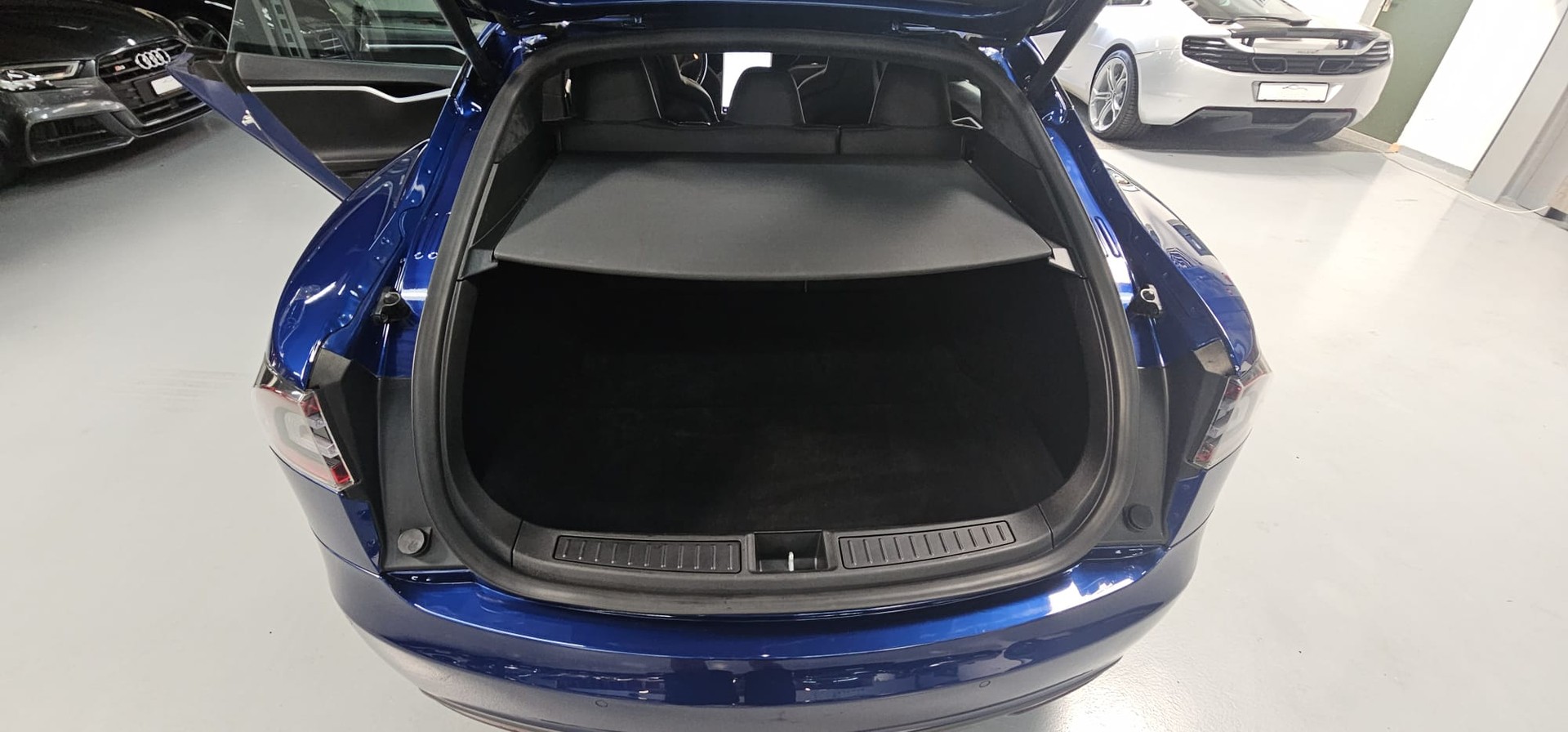 TESLA Model S 90 D-image-8