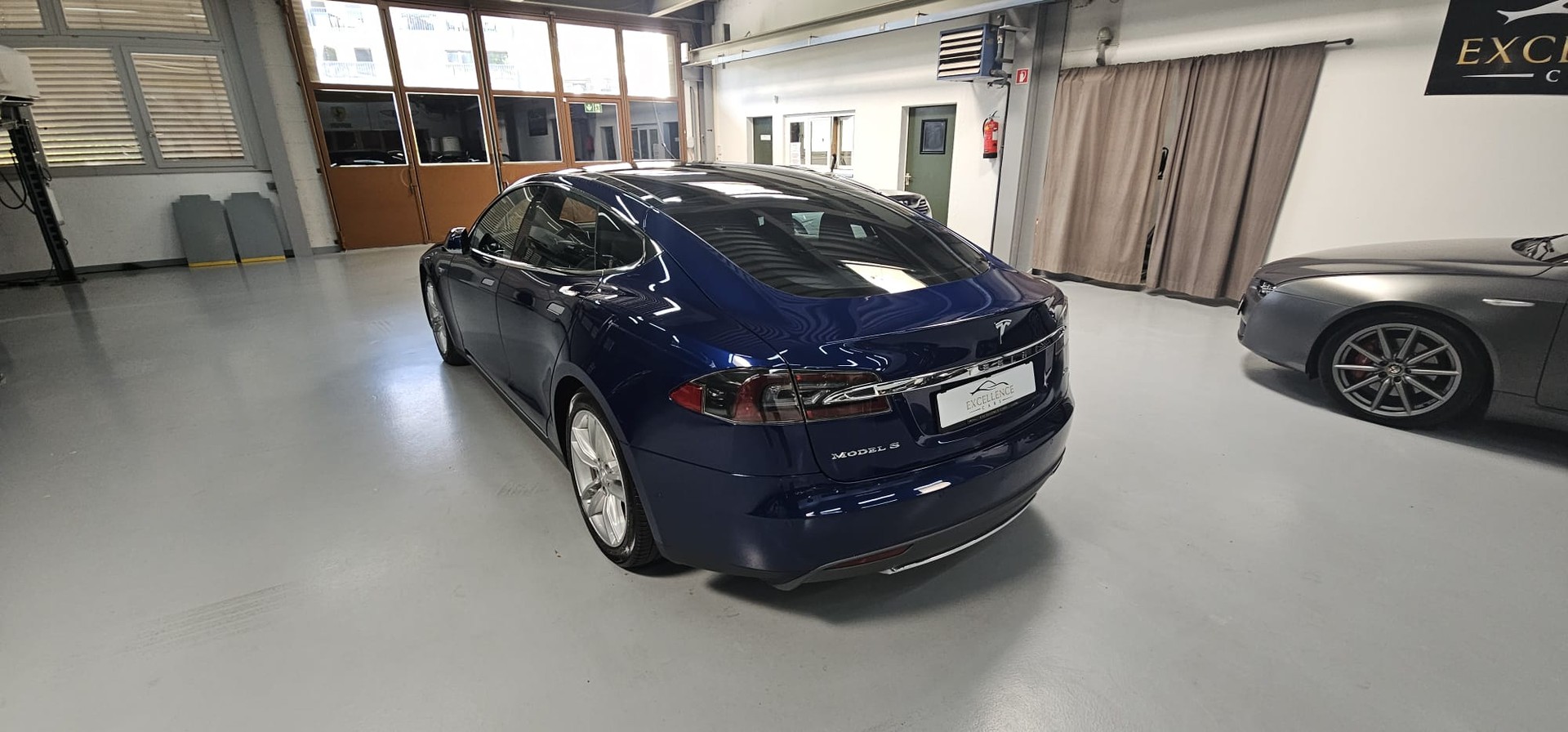 TESLA Model S 90 D-image-3