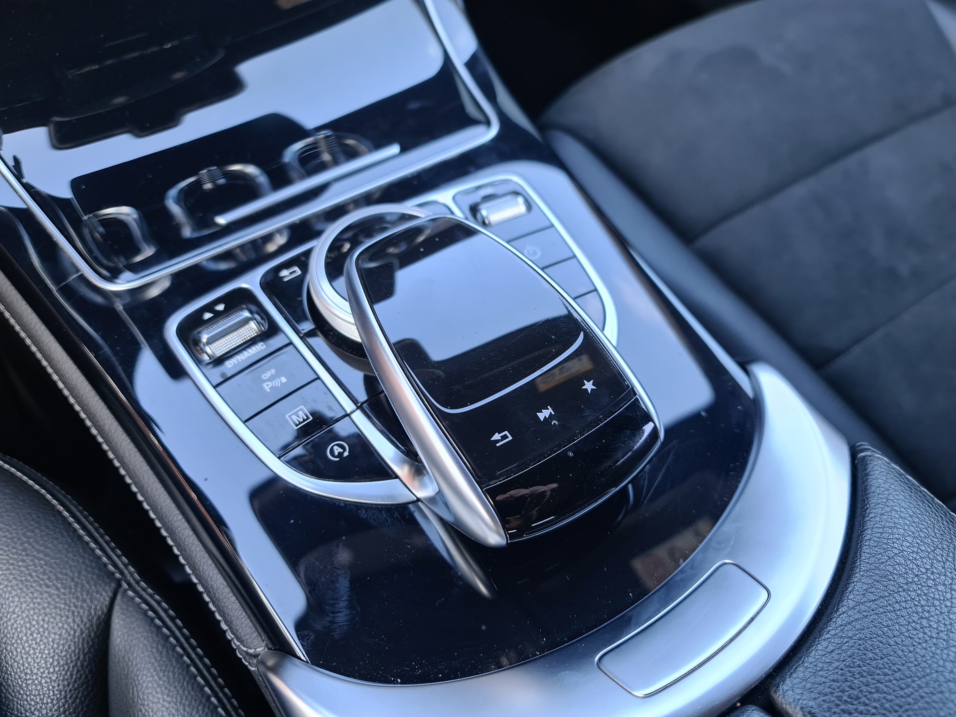 MERCEDES-BENZ GLC 220 d AMG Line 4Matic 9G-Tronic-image-8