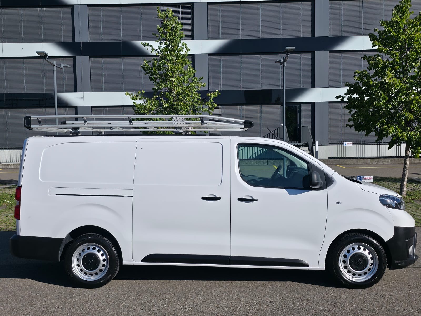 TOYOTA Proace 2.0D Panel Van L1 Luna-image-3