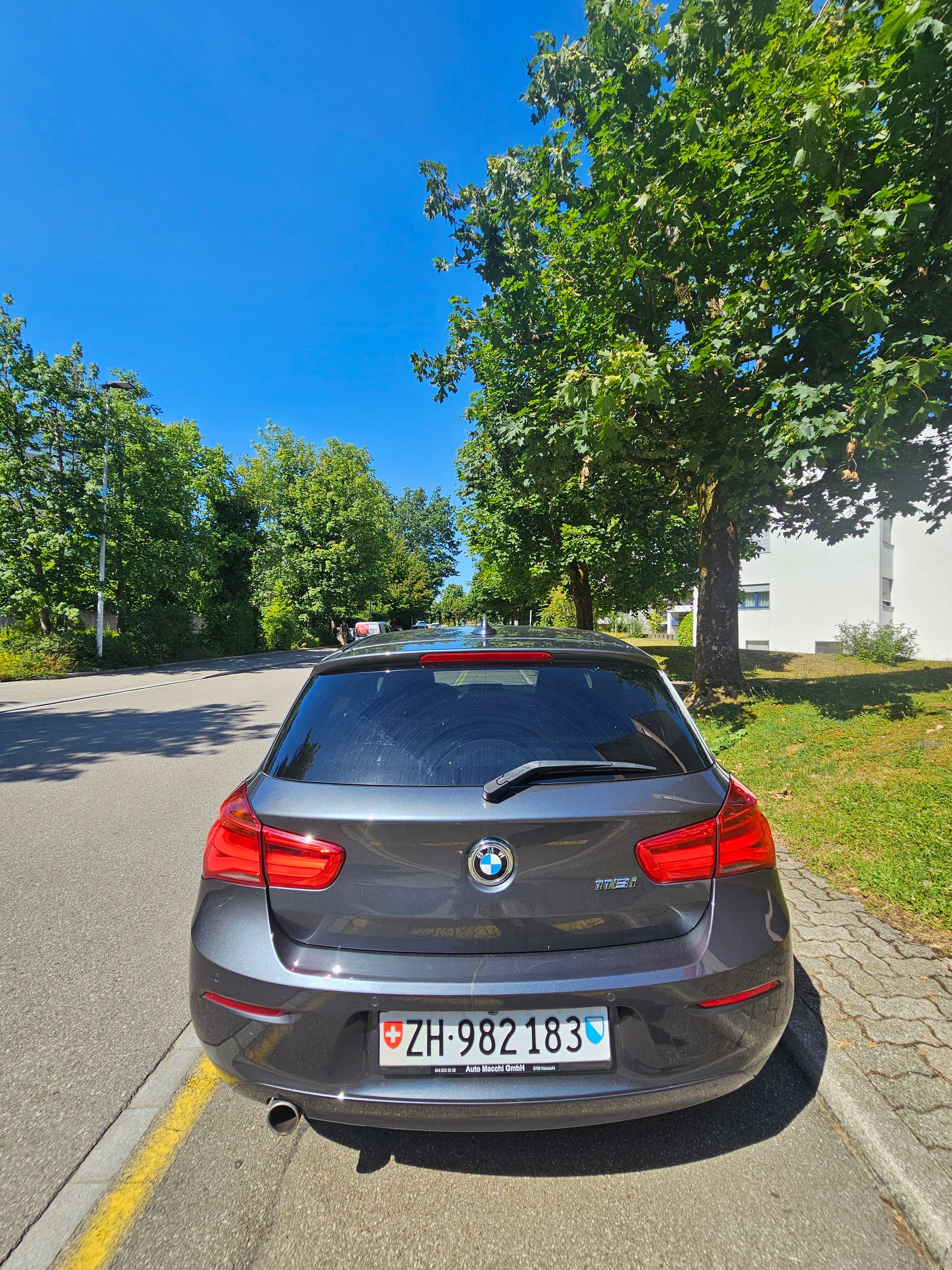 BMW 118i-image-1