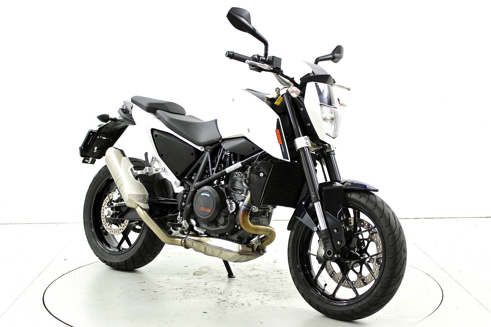 KTM Duke 690 ABS-showroom-element-1
