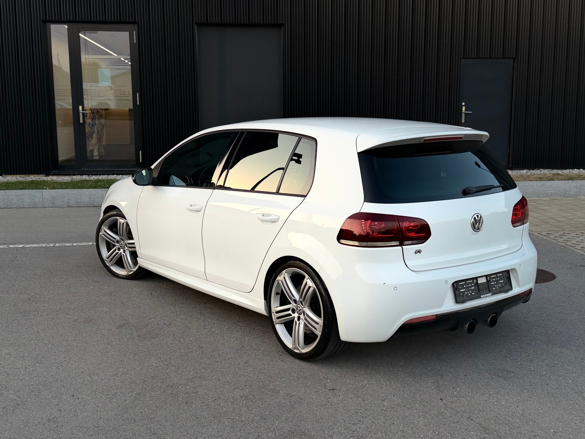 VW Golf 2.0 TSI R 4Motion DSG-image-15