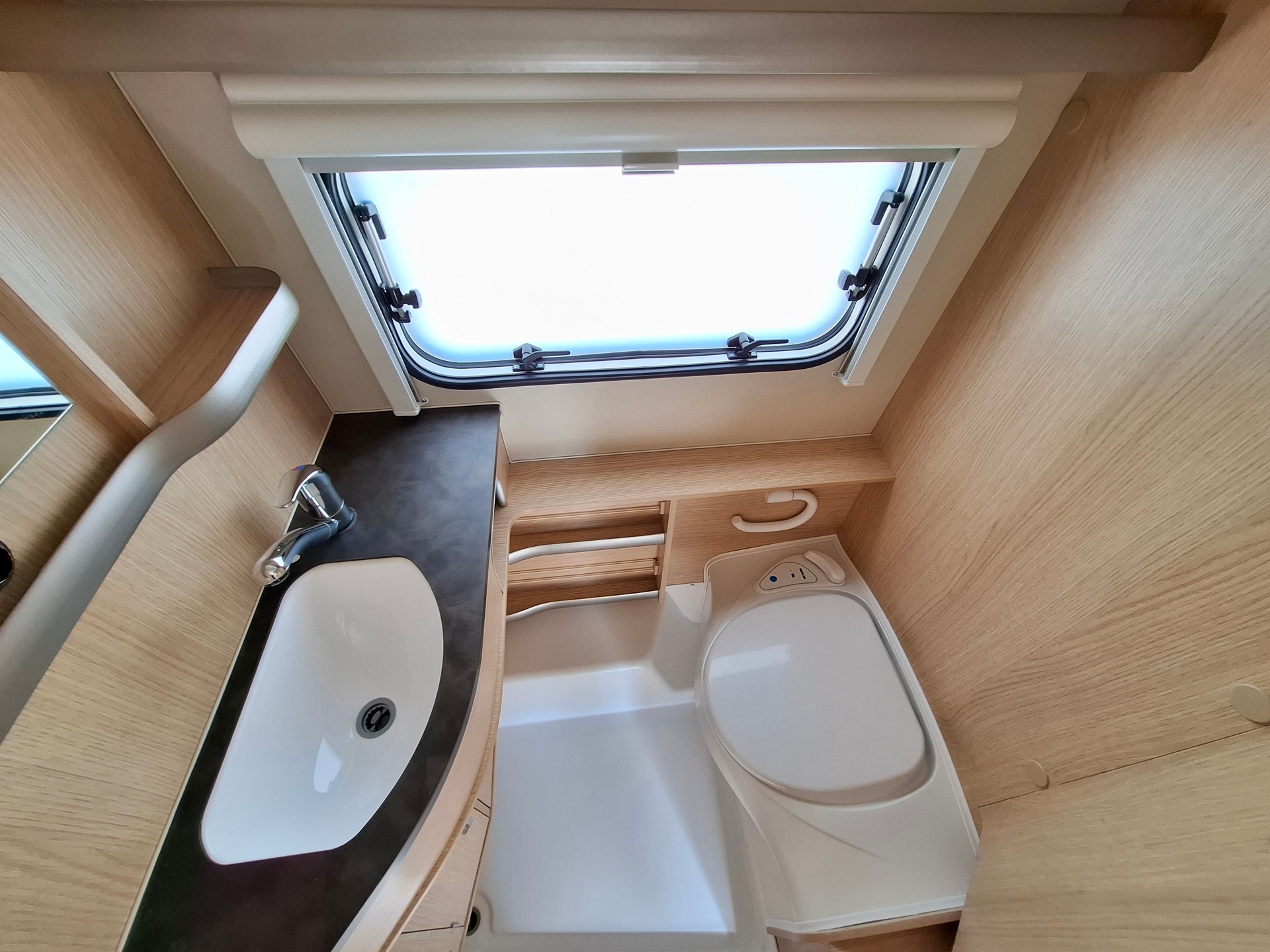 ERIBA Troll 542 GT - Kultwohnwagen mit Längsbett!-image-13