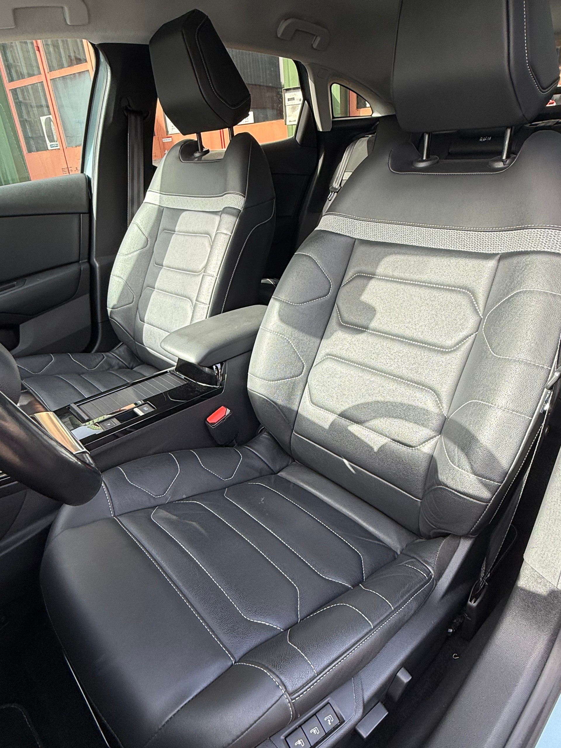 CITROEN C4 Electric Shine-image-5