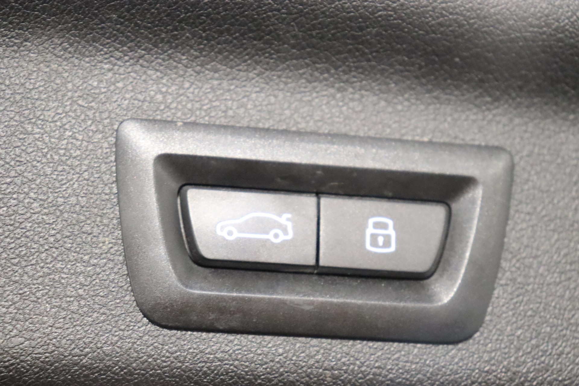 BMW X1 18i sDrive-image-5