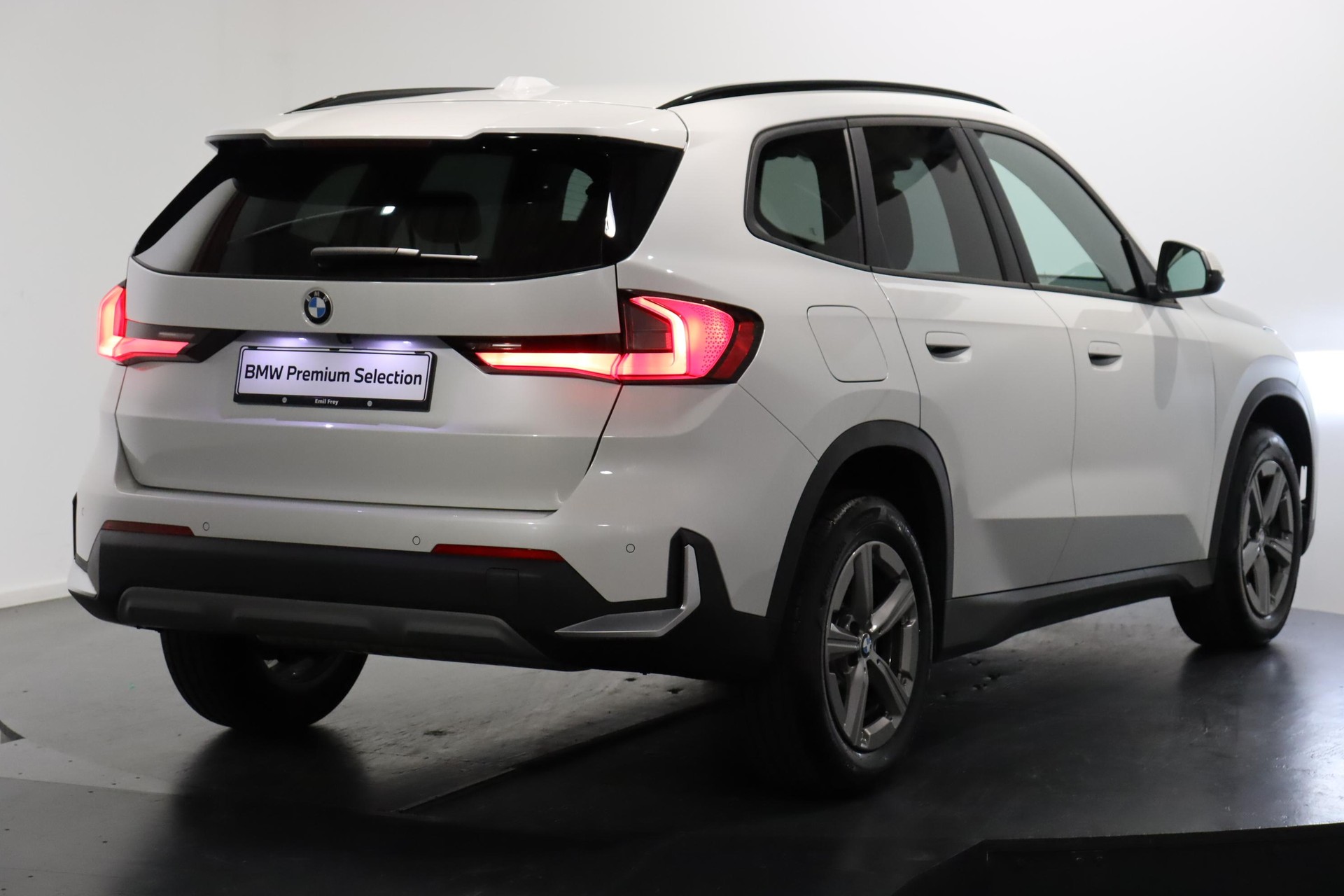 BMW X1 18i sDrive-image-1
