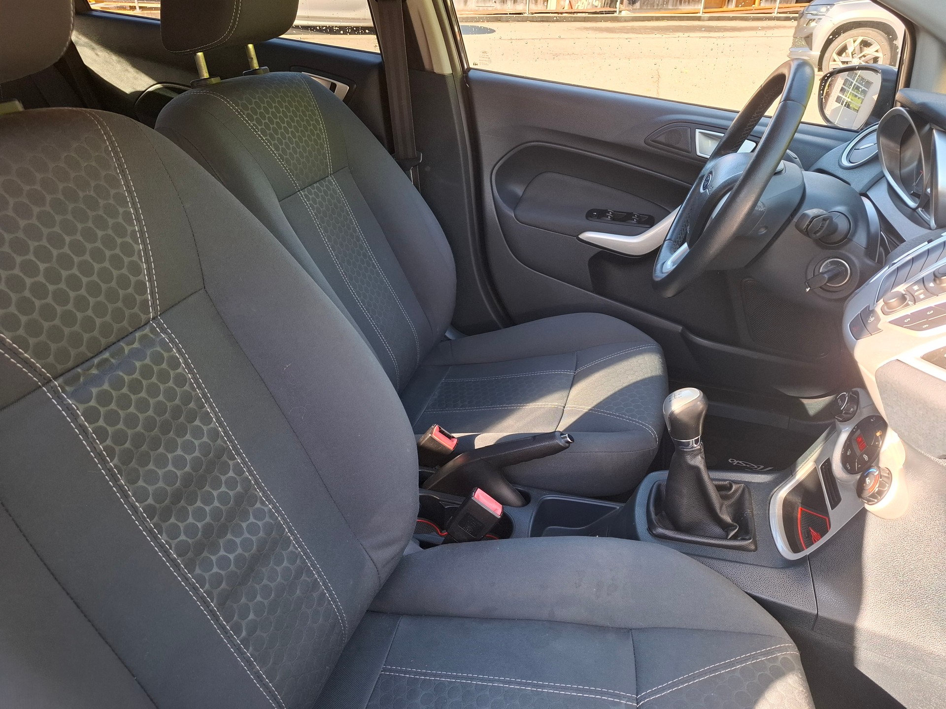 FORD Fiesta 1.6 16V Titanium-image-6