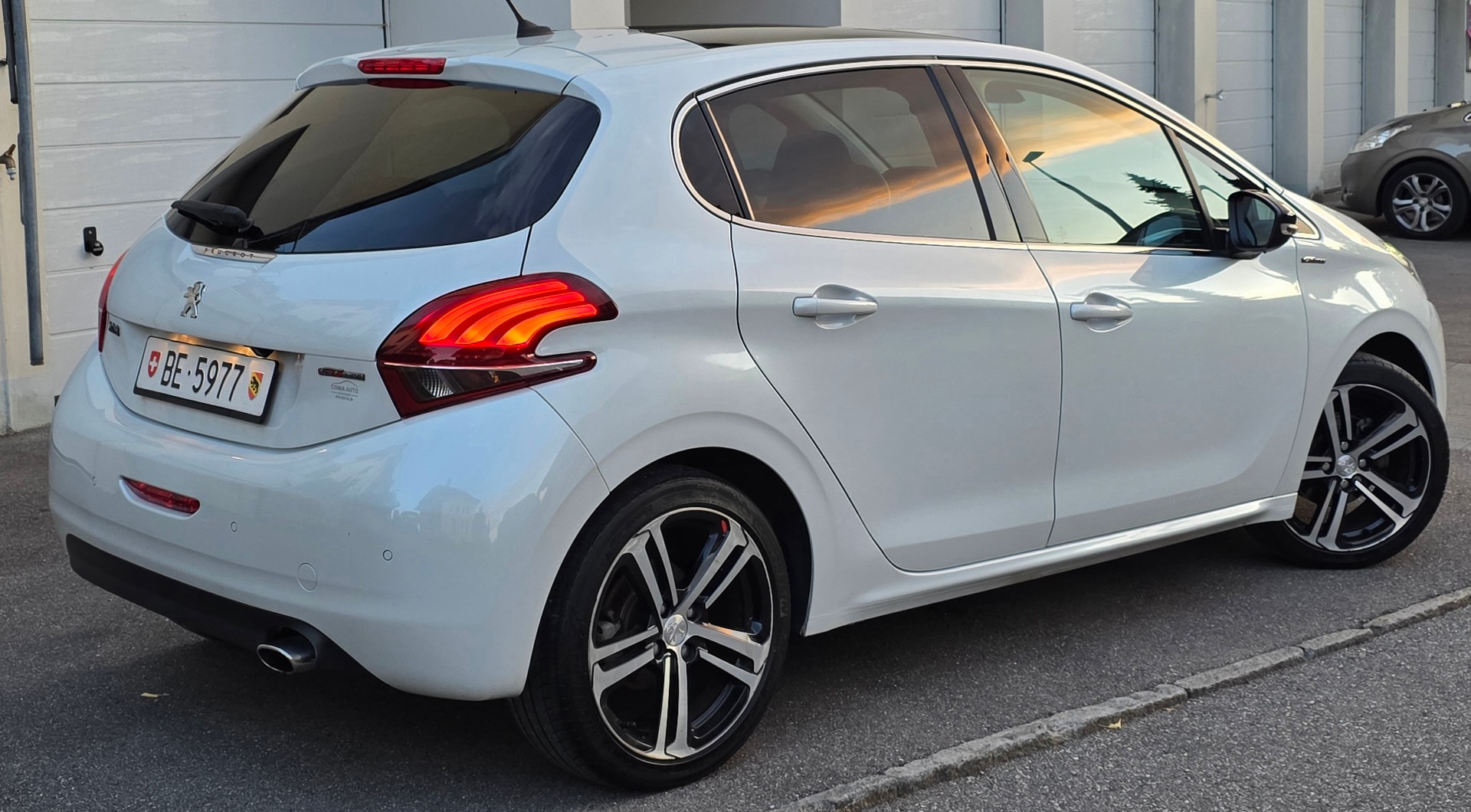 PEUGEOT 208 1.2 PureTech GT Line EAT6-image-8