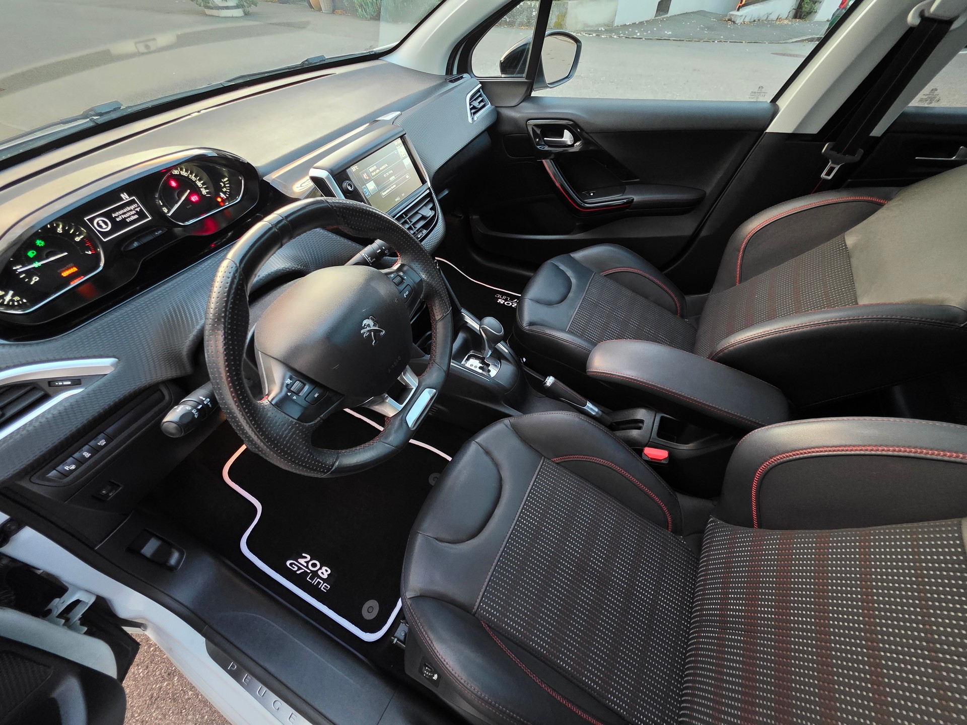 PEUGEOT 208 1.2 PureTech GT Line EAT6-image-12