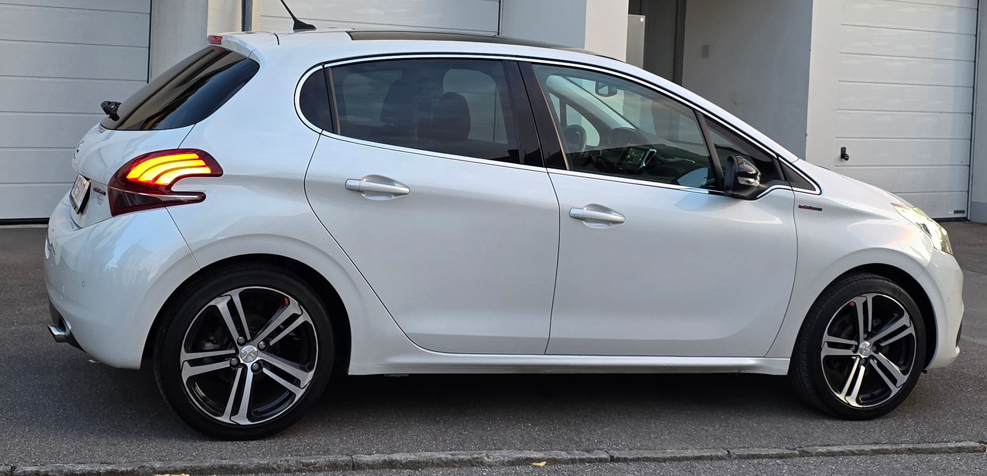 PEUGEOT 208 1.2 PureTech GT Line EAT6-image-9