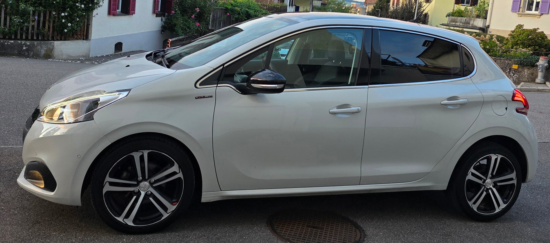 PEUGEOT 208 1.2 PureTech GT Line EAT6-image-6