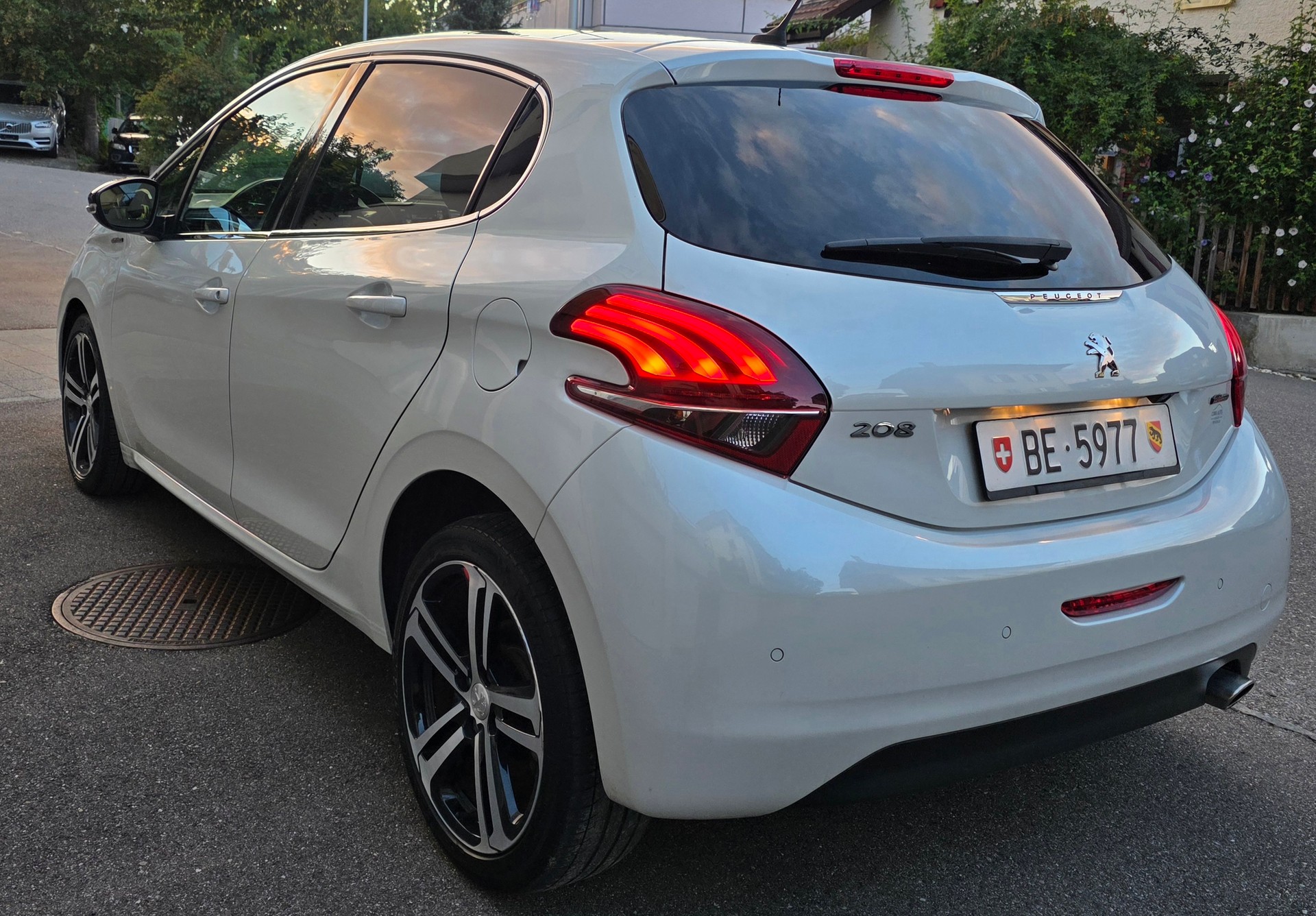 PEUGEOT 208 1.2 PureTech GT Line EAT6-image-4