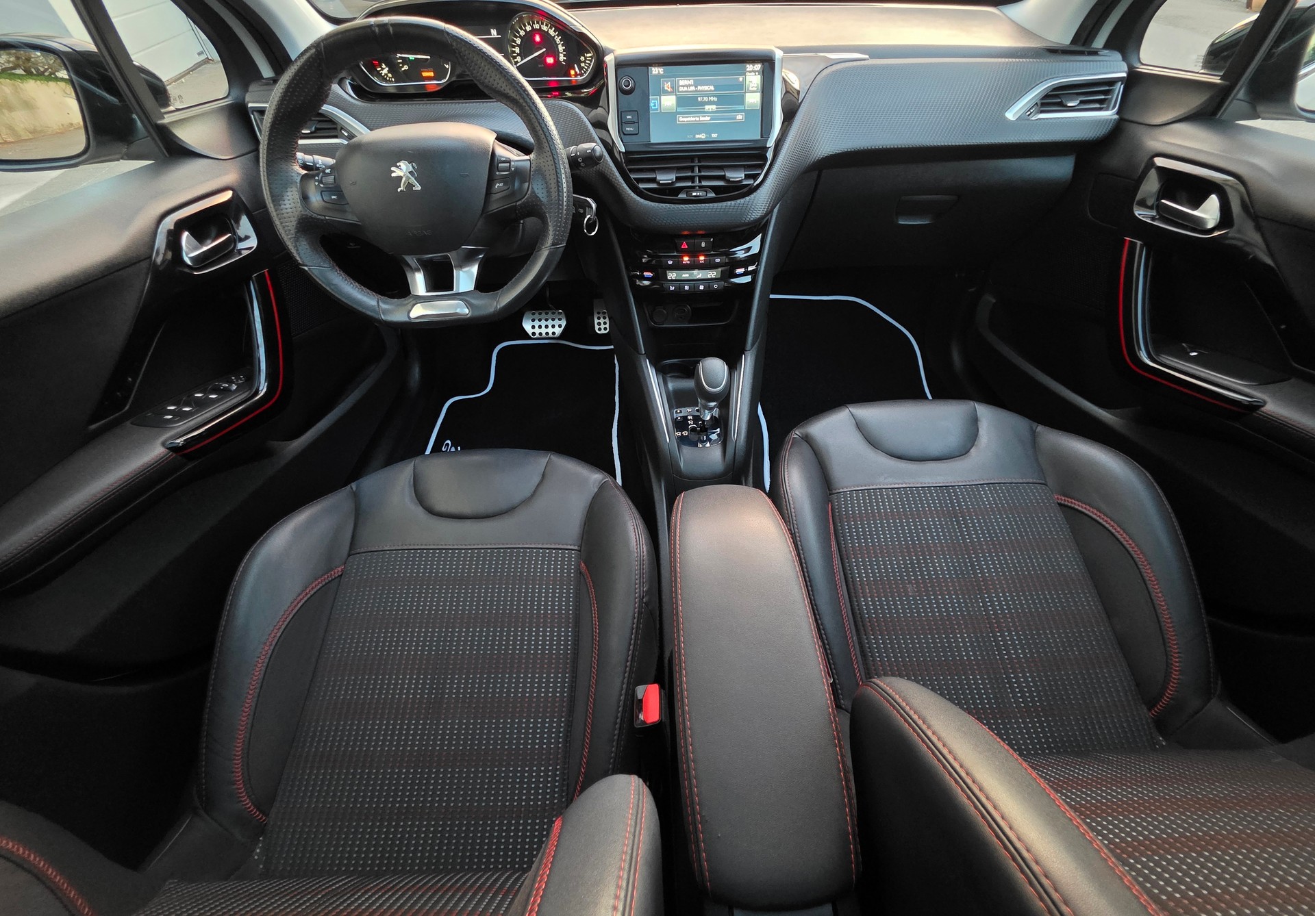 PEUGEOT 208 1.2 PureTech GT Line EAT6-image-1