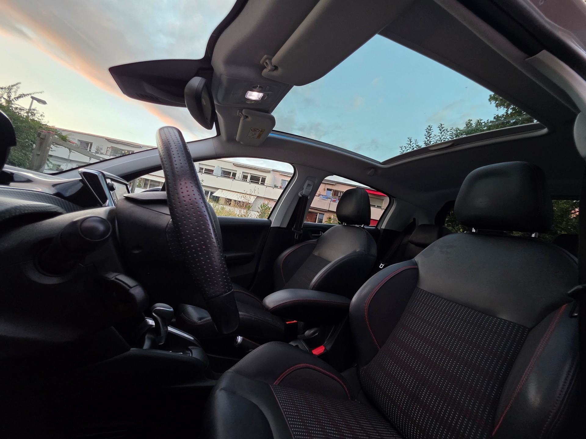 PEUGEOT 208 1.2 PureTech GT Line EAT6-image-13