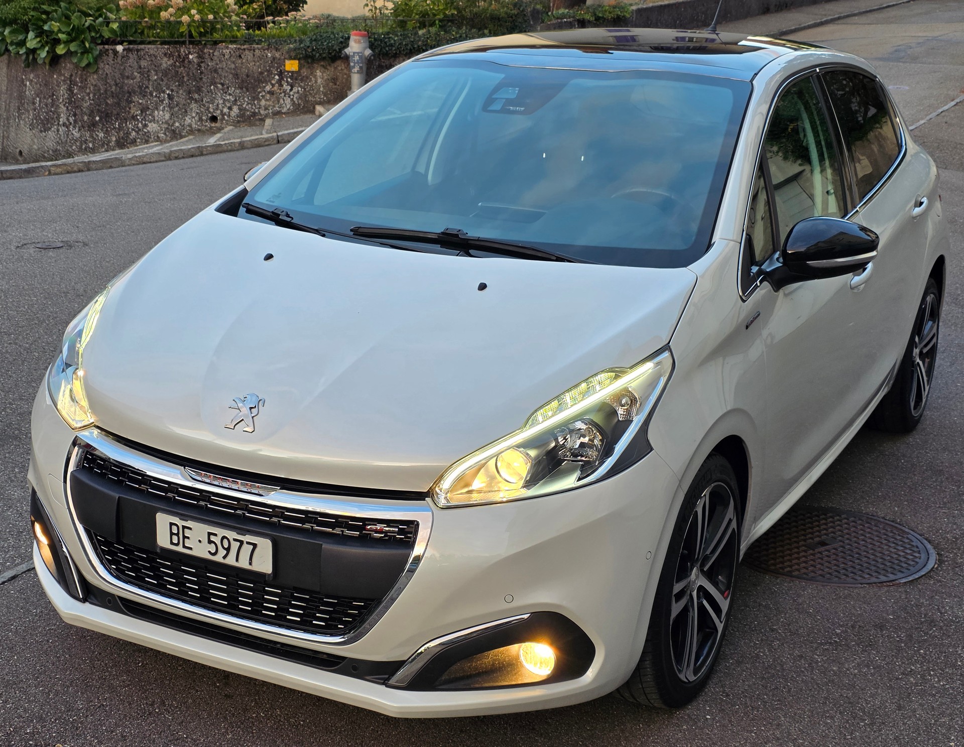 PEUGEOT 208 1.2 PureTech GT Line EAT6-image-10