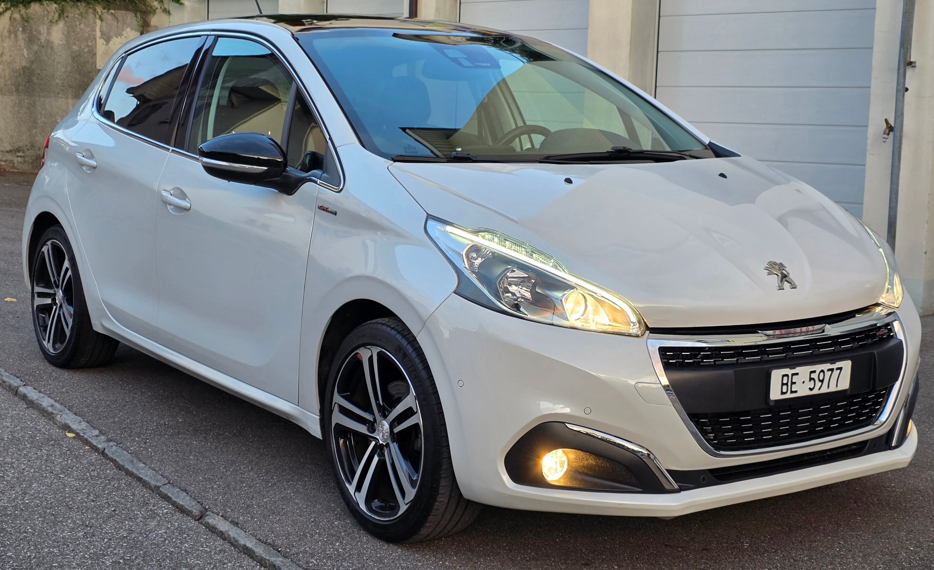 PEUGEOT 208 1.2 PureTech GT Line EAT6-image-2