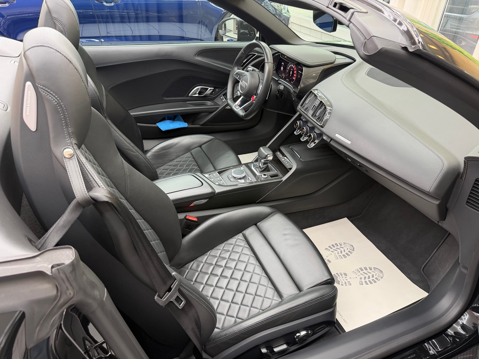 AUDI R8 Spyder 5.2 FSI V10 performance quattro S-Tronic-image-13