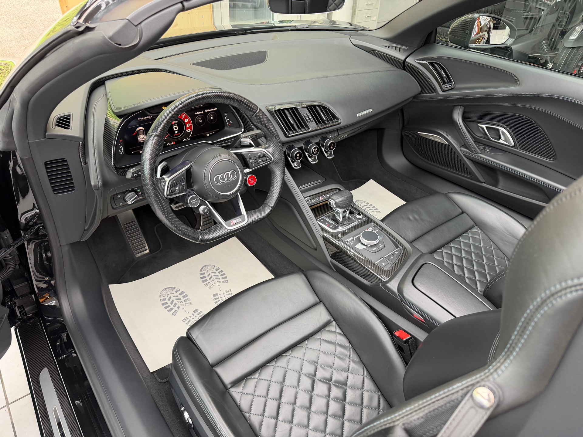 AUDI R8 Spyder 5.2 FSI V10 performance quattro S-Tronic-image-11