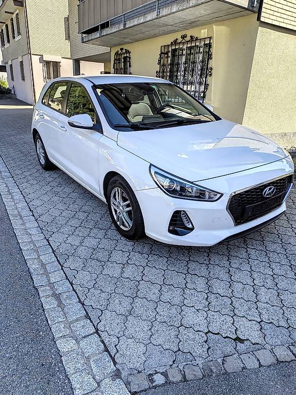 HYUNDAI i30-image-0
