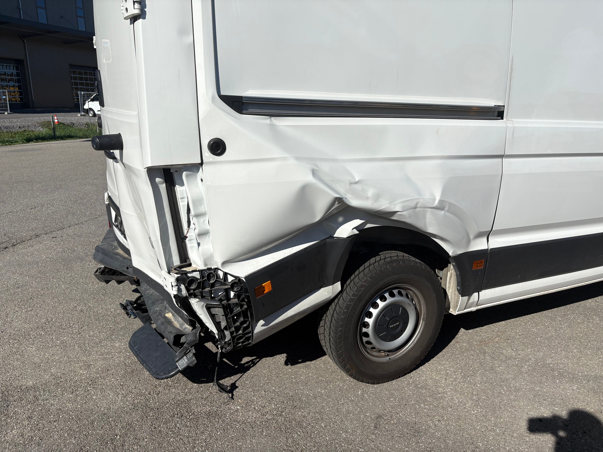 MAN TGE 3.5 4x4 Camper Standard L3-image-12