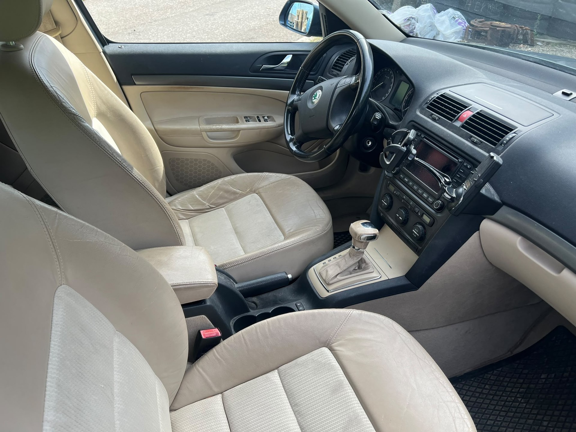 SKODA Octavia 1.6 FSI Ambiente-image-7