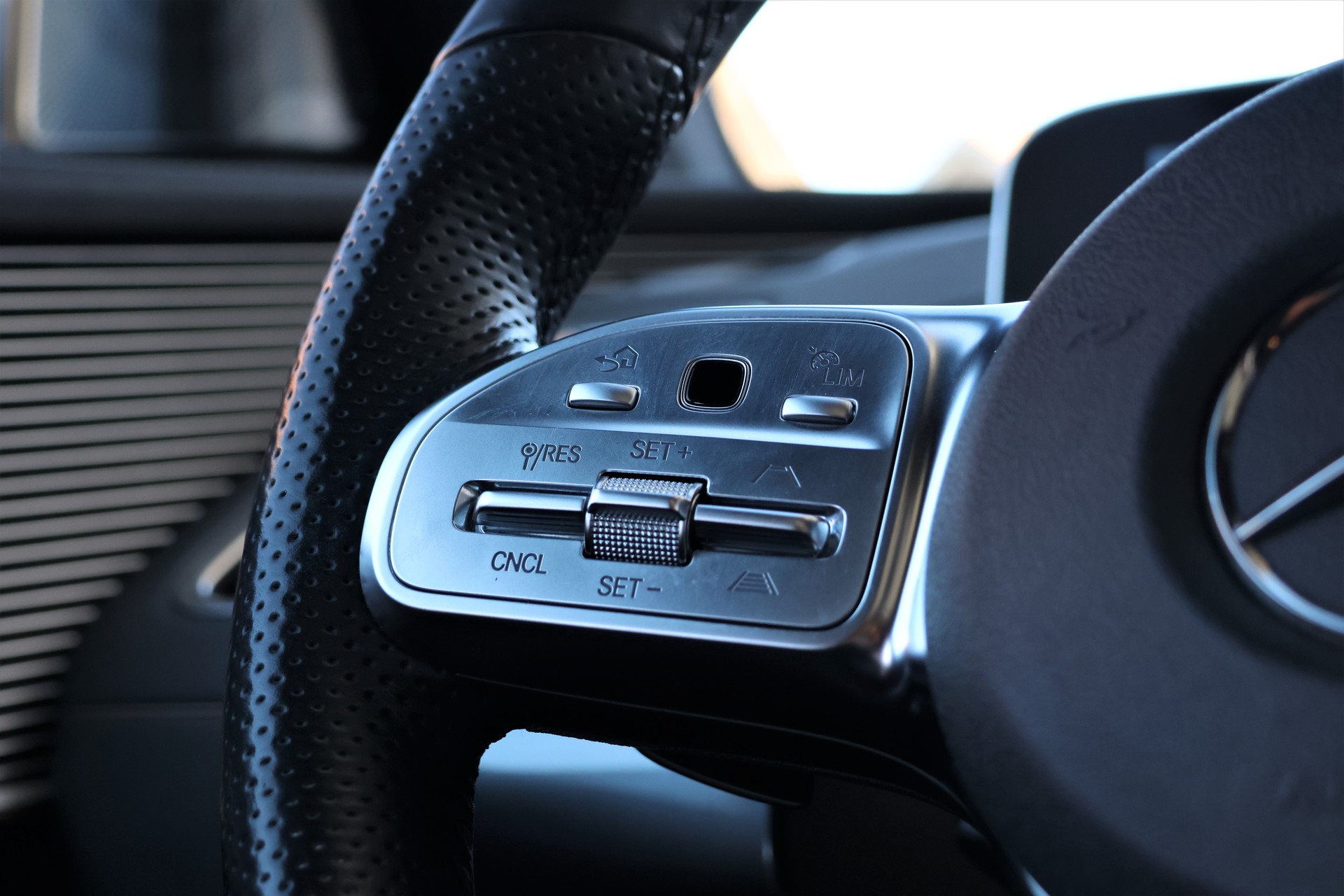 MERCEDES-BENZ EQC 400 AMG Line 4Matic (CH) *Designo Magno*-image-18
