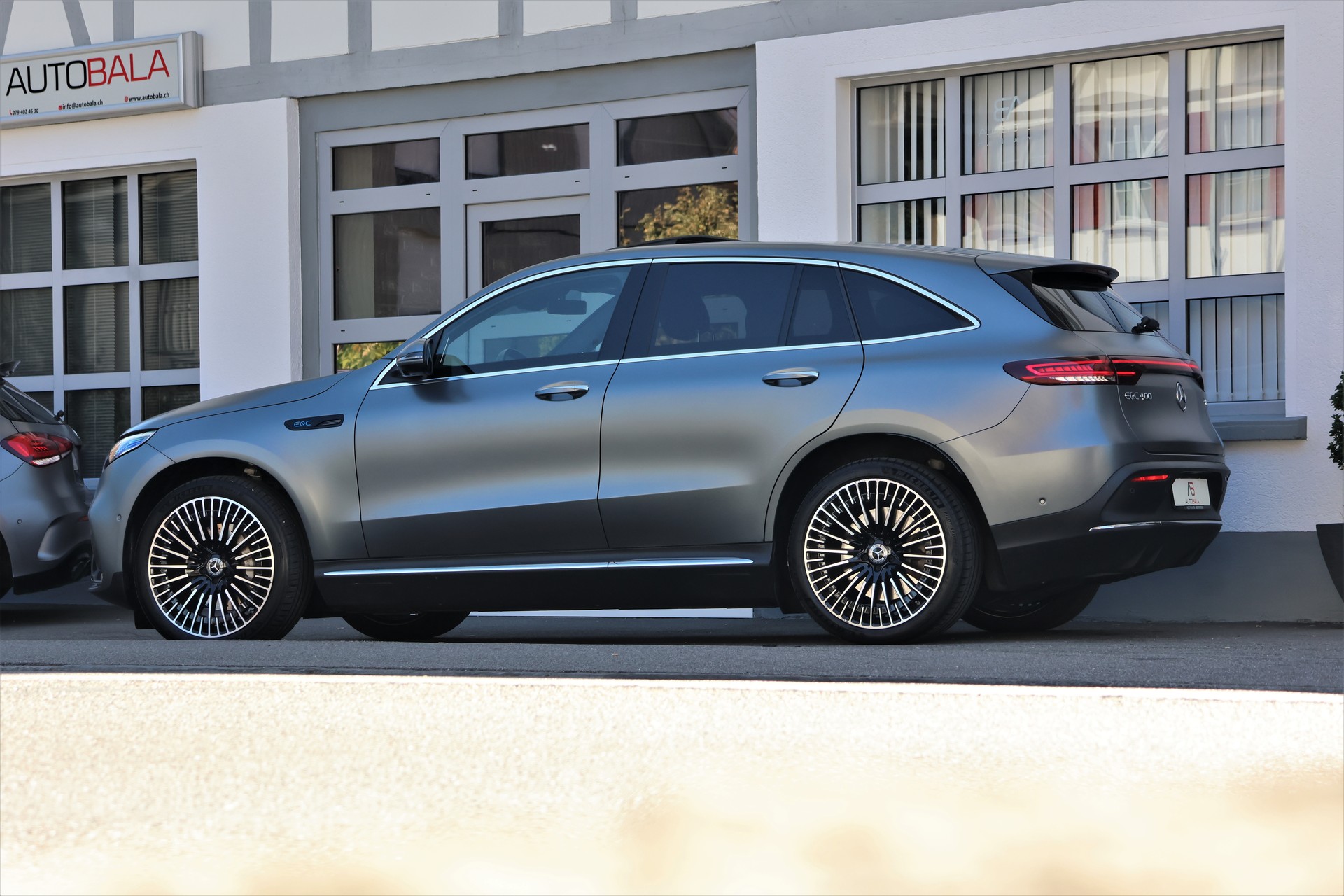 MERCEDES-BENZ EQC 400 AMG Line 4Matic (CH) *Designo Magno*-showroom-element-3