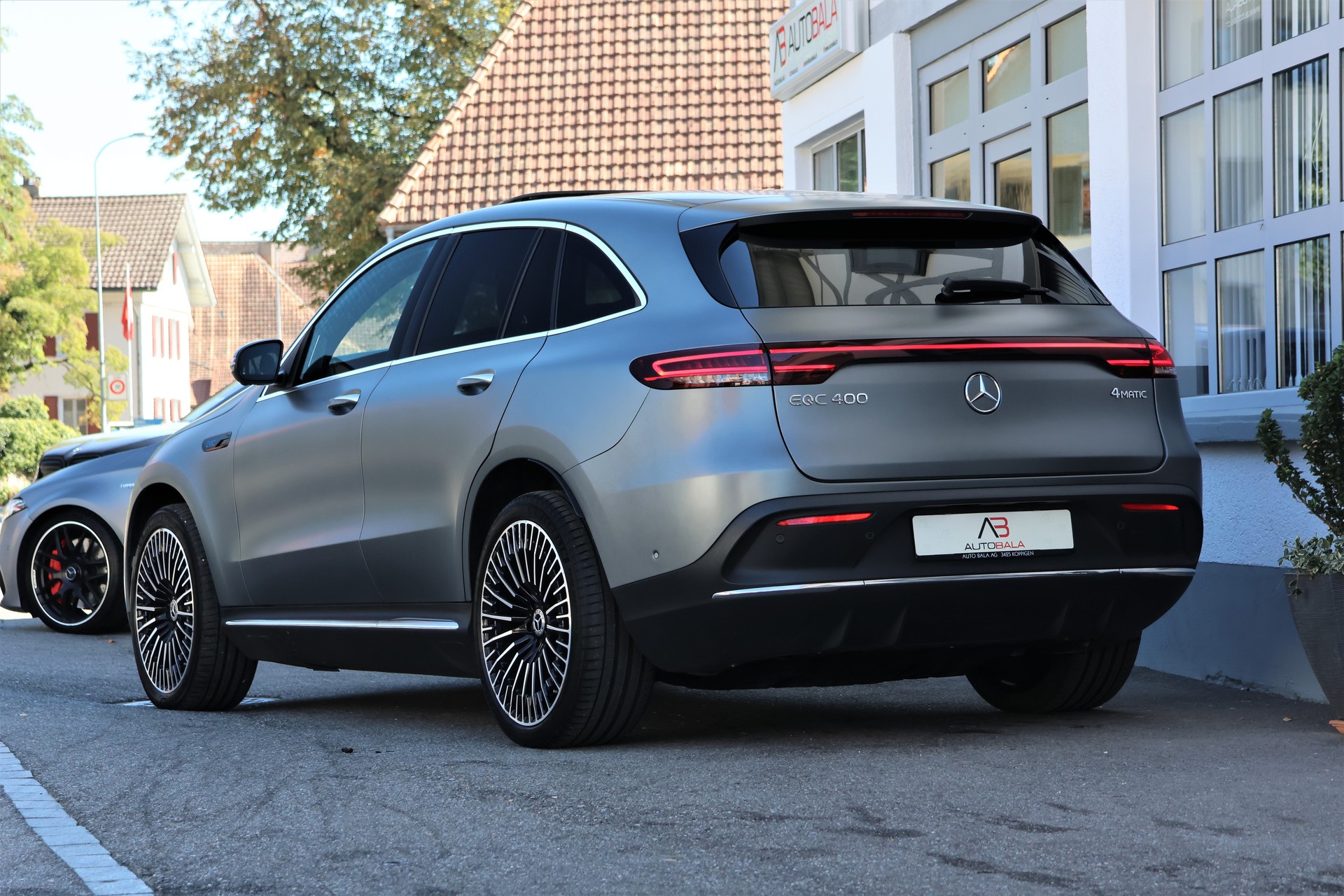 MERCEDES-BENZ EQC 400 AMG Line 4Matic (CH) *Designo Magno*-showroom-element-2