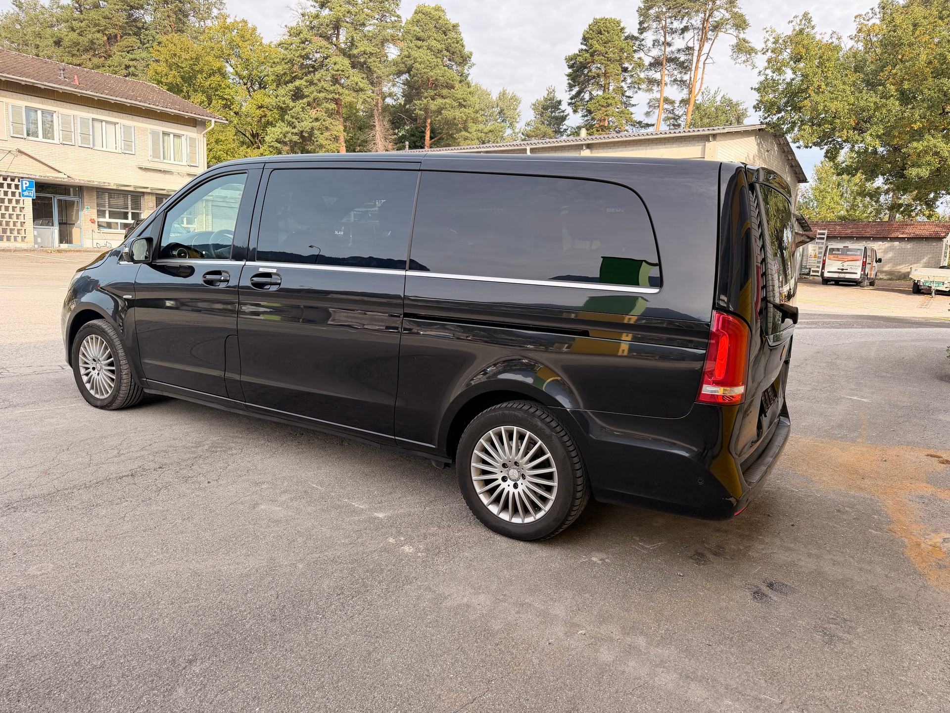 MERCEDES-BENZ V 250 d Swiss Edition extralang 7G-Tronic-image-2