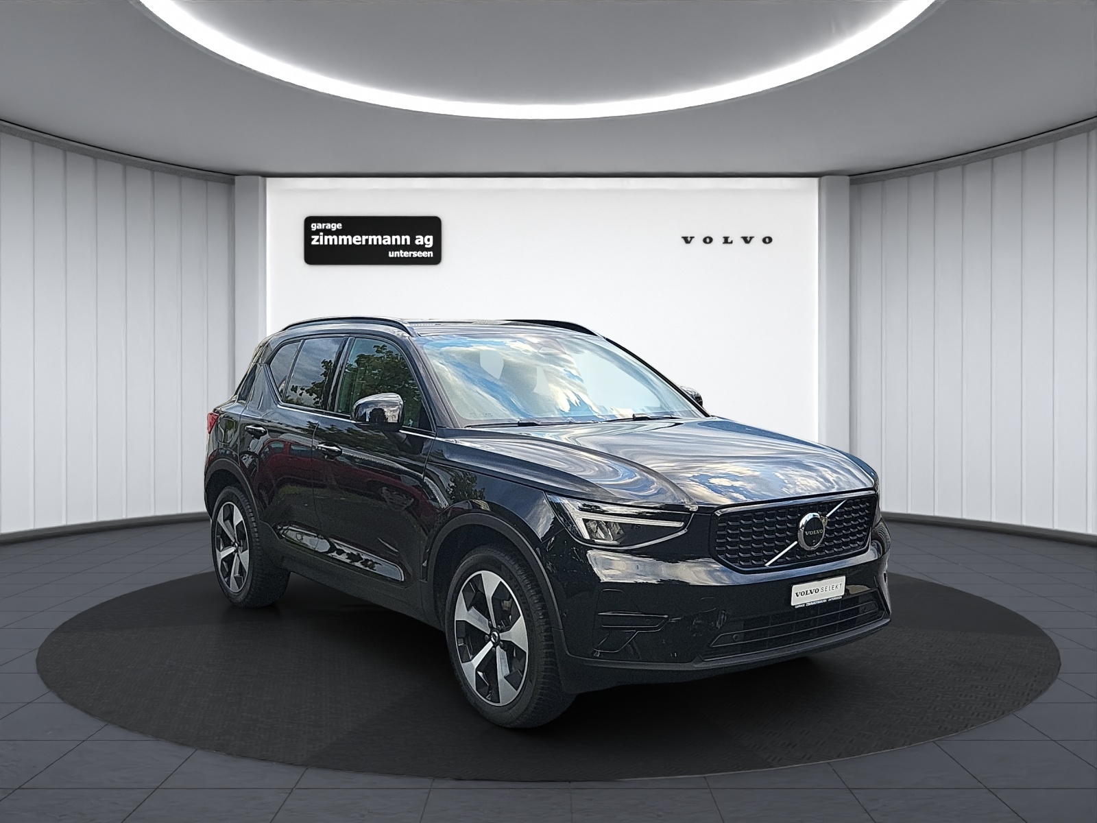 VOLVO XC40 2.0 B3 MH Plus Dark-image-2