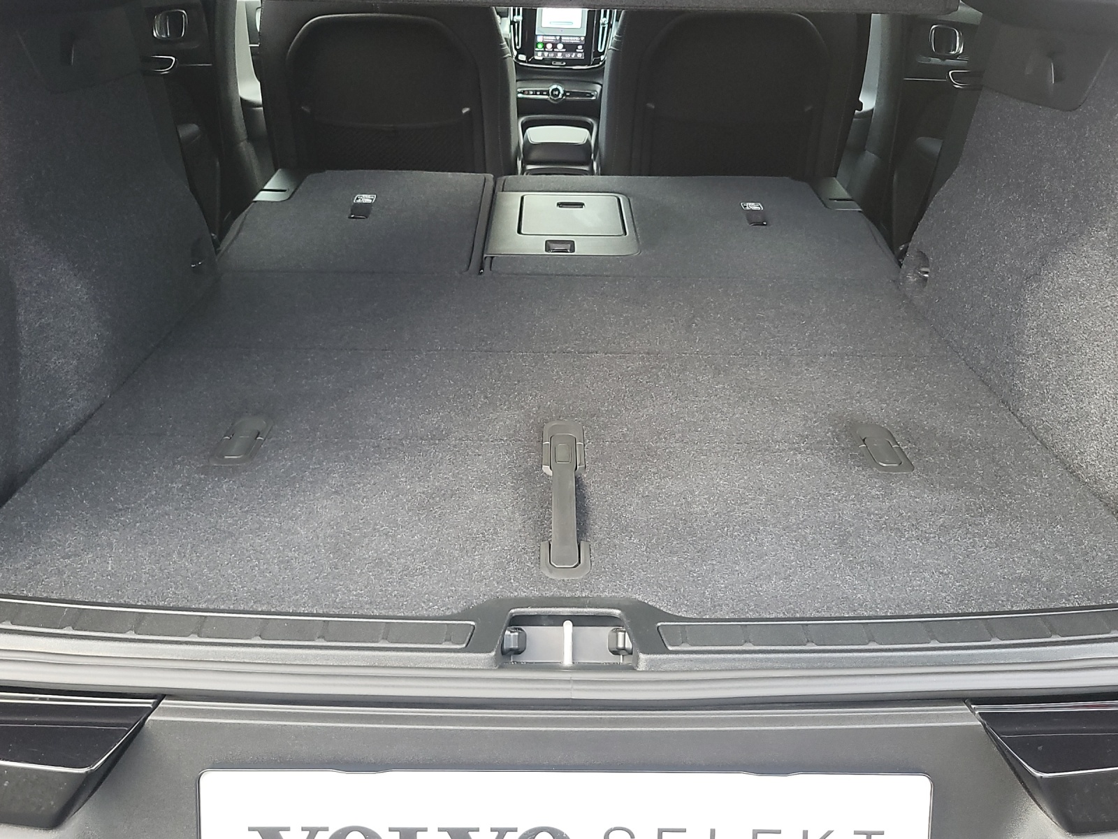 VOLVO XC40 2.0 B3 MH Plus Dark-image-16
