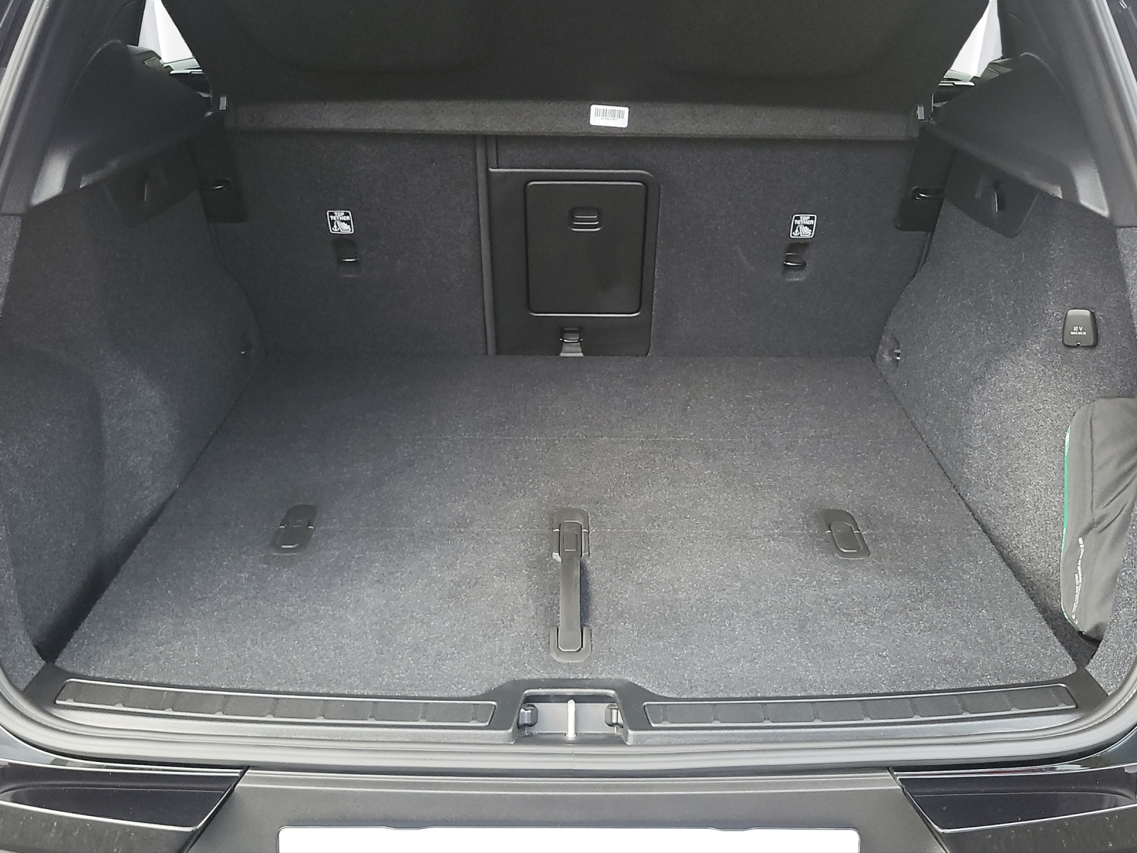 VOLVO XC40 2.0 B3 MH Plus Dark-image-15