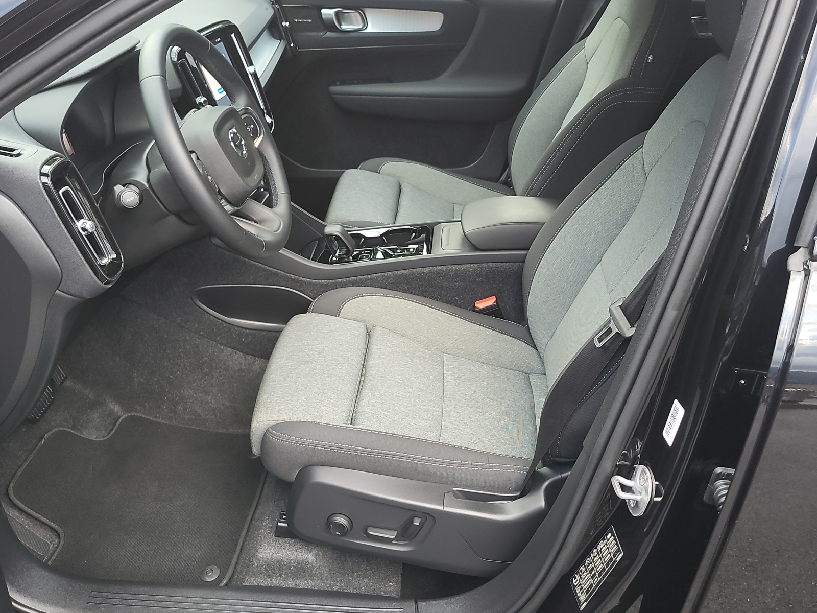 VOLVO XC40 2.0 B3 MH Plus Dark-image-12