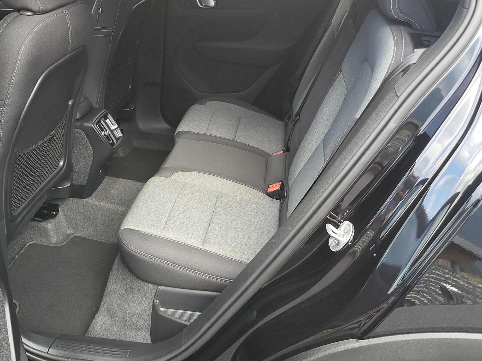 VOLVO XC40 2.0 B3 MH Plus Dark-image-14