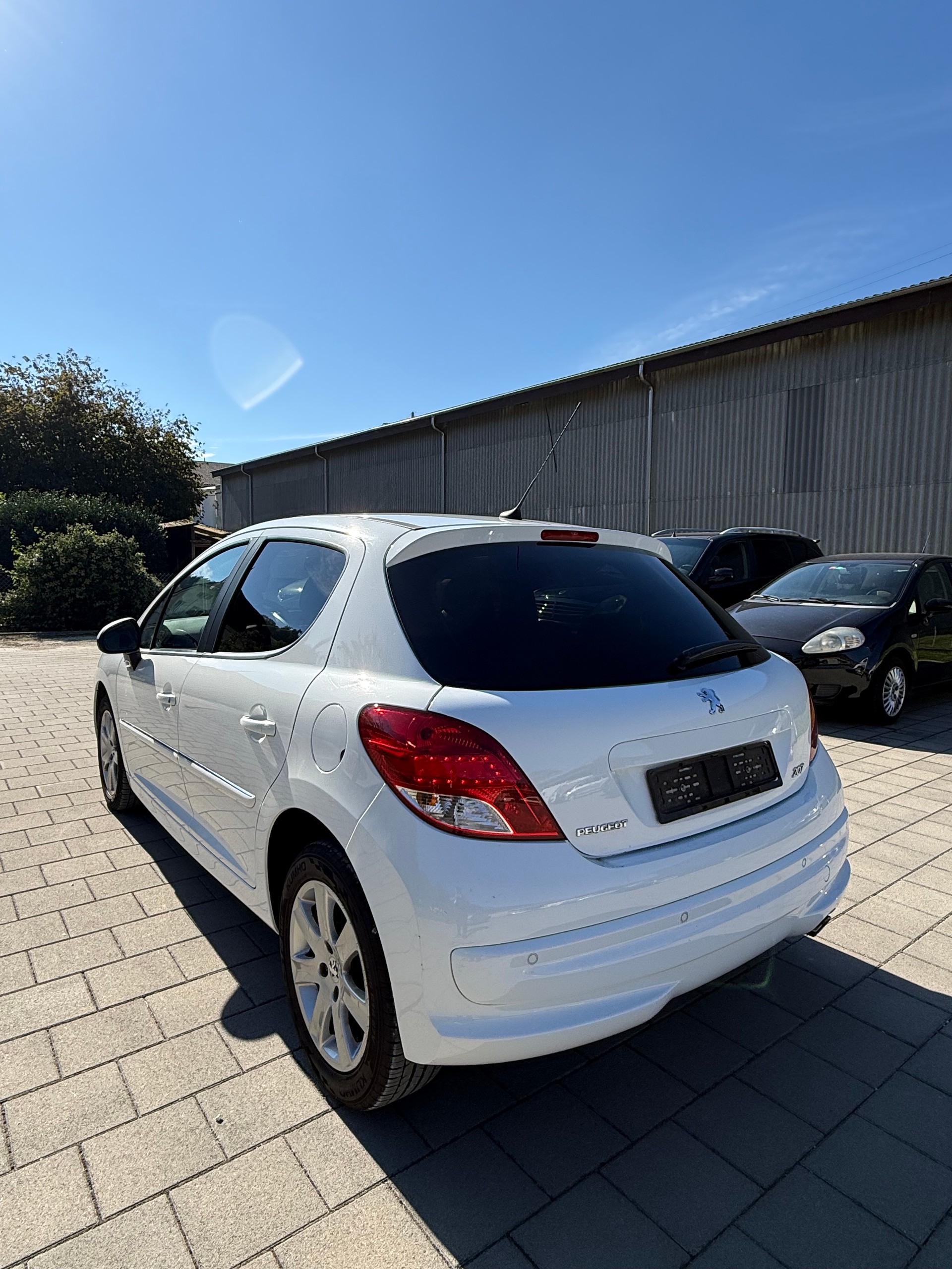 PEUGEOT 207 1.4 16V Swiss Edition-image-6