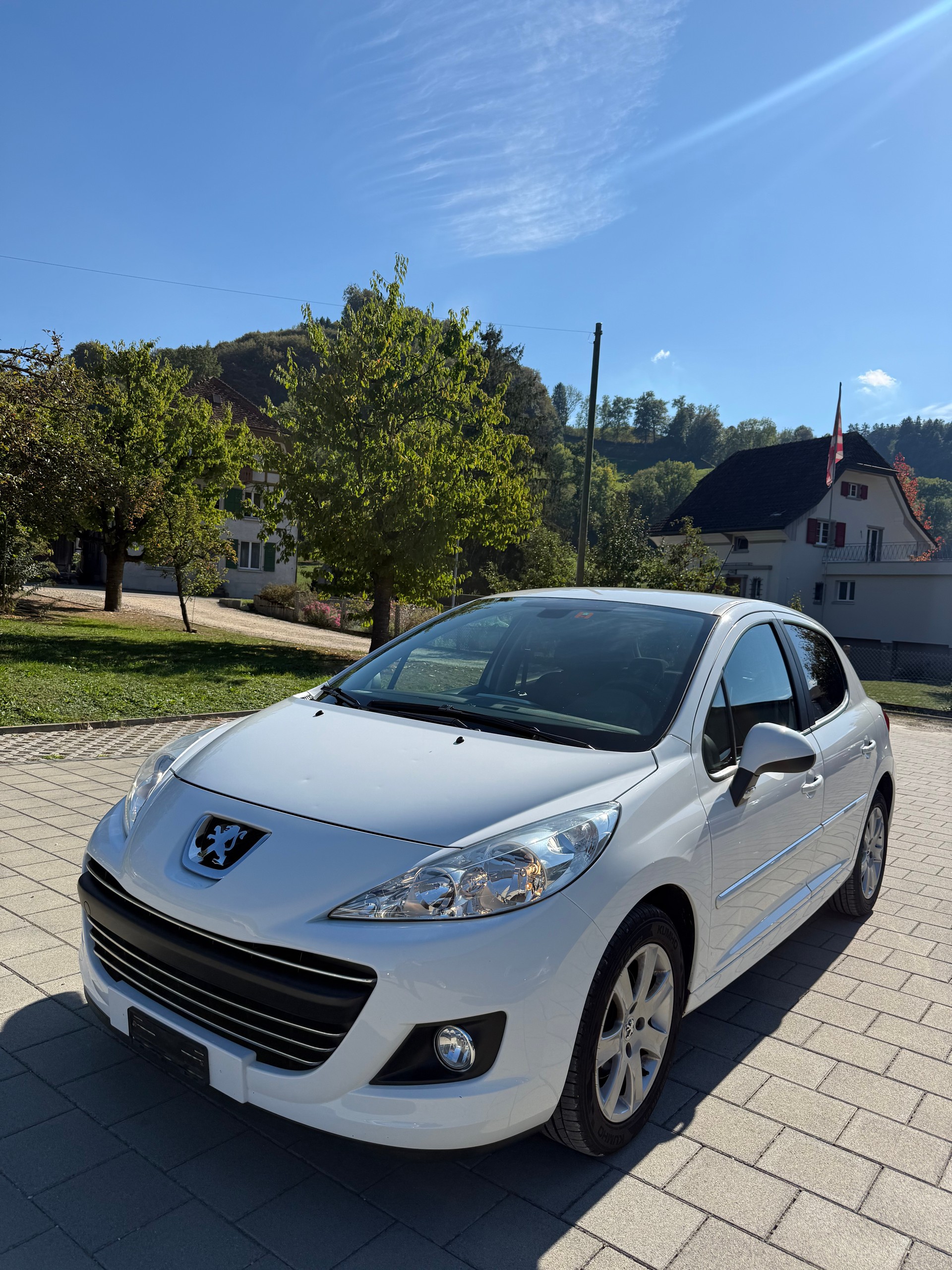PEUGEOT 207 1.4 16V Swiss Edition-image-0