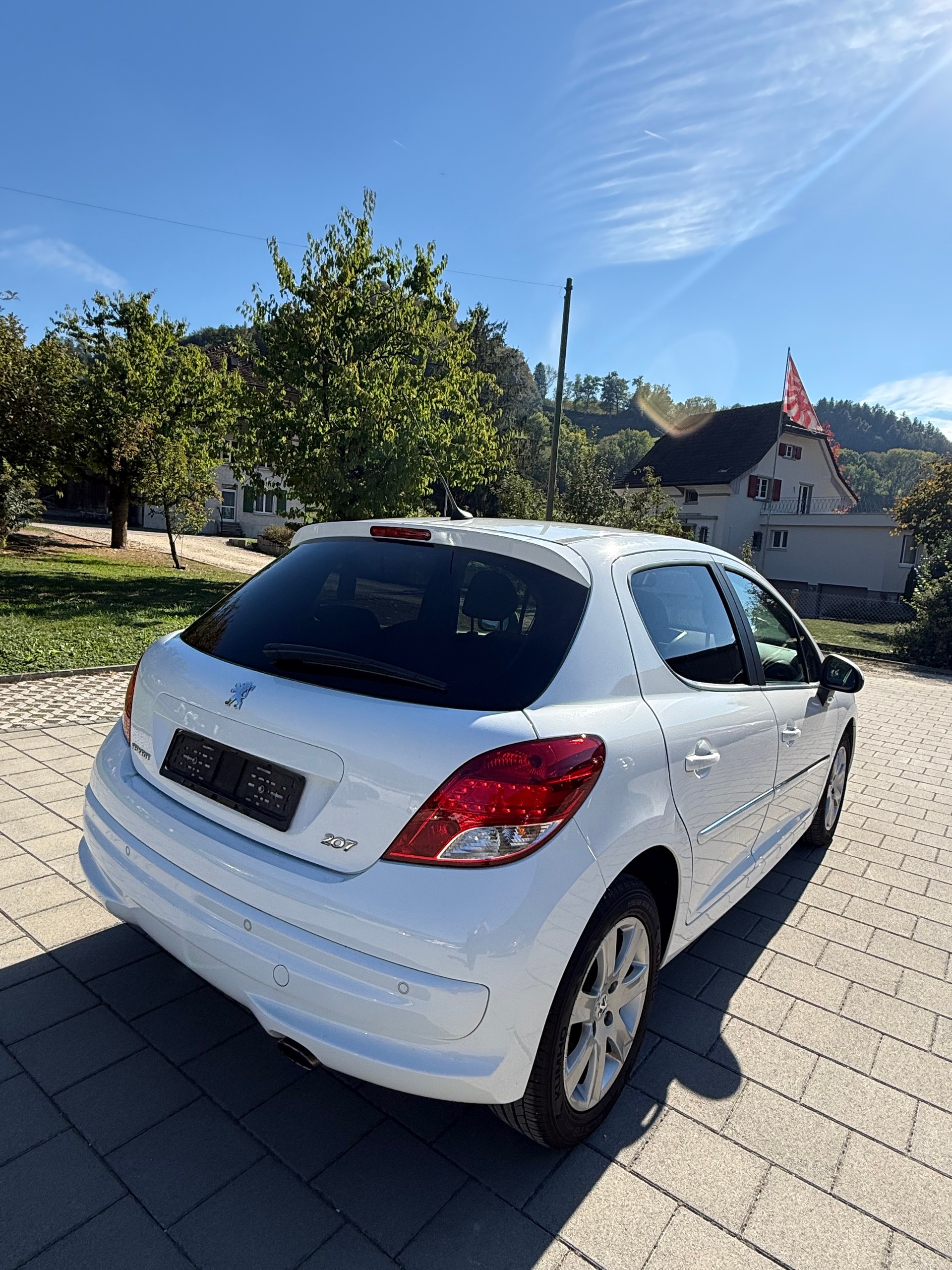 PEUGEOT 207 1.4 16V Swiss Edition-image-4