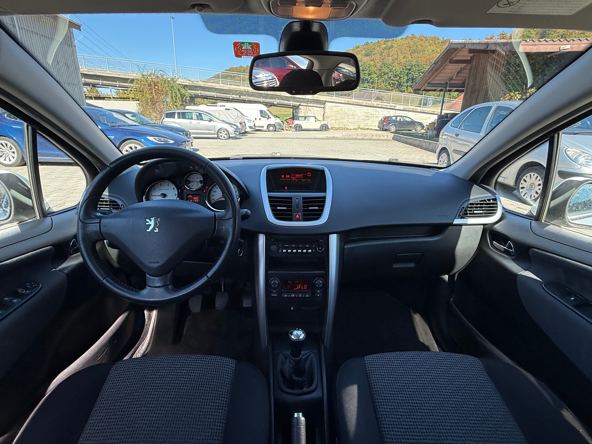 PEUGEOT 207 1.4 16V Swiss Edition-image-10