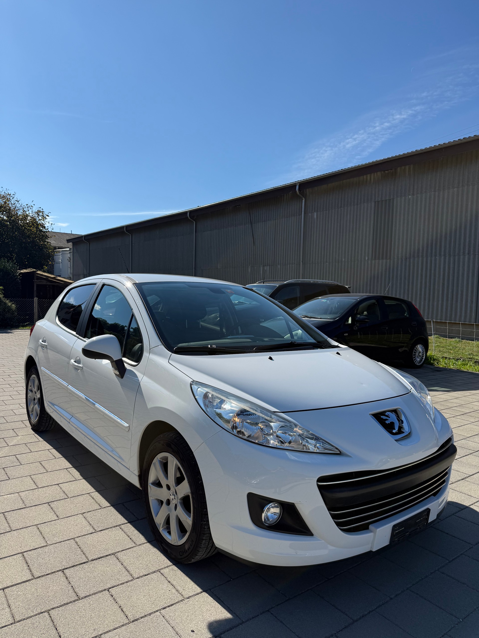 PEUGEOT 207 1.4 16V Swiss Edition-image-2