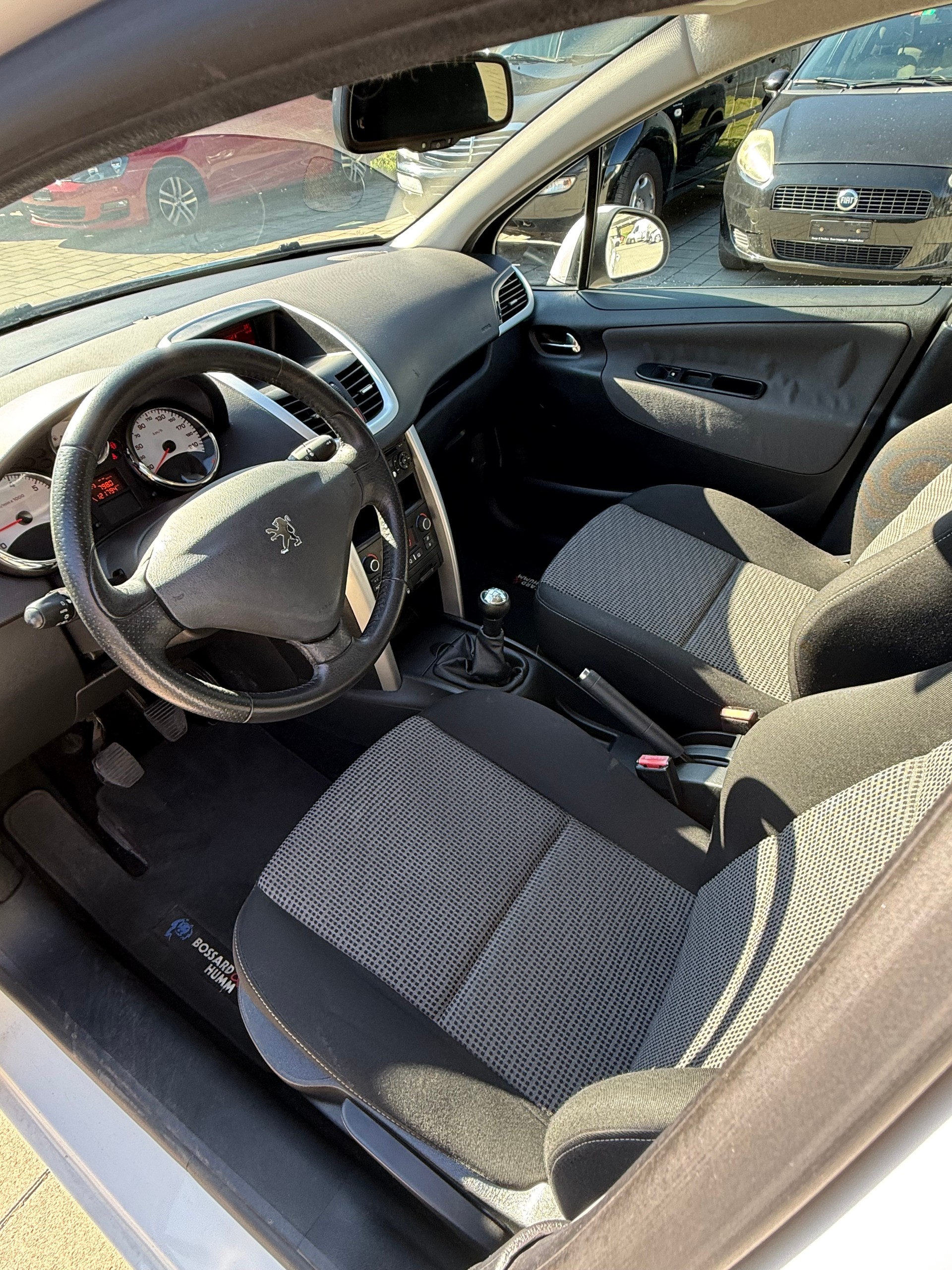 PEUGEOT 207 1.4 16V Swiss Edition-image-9