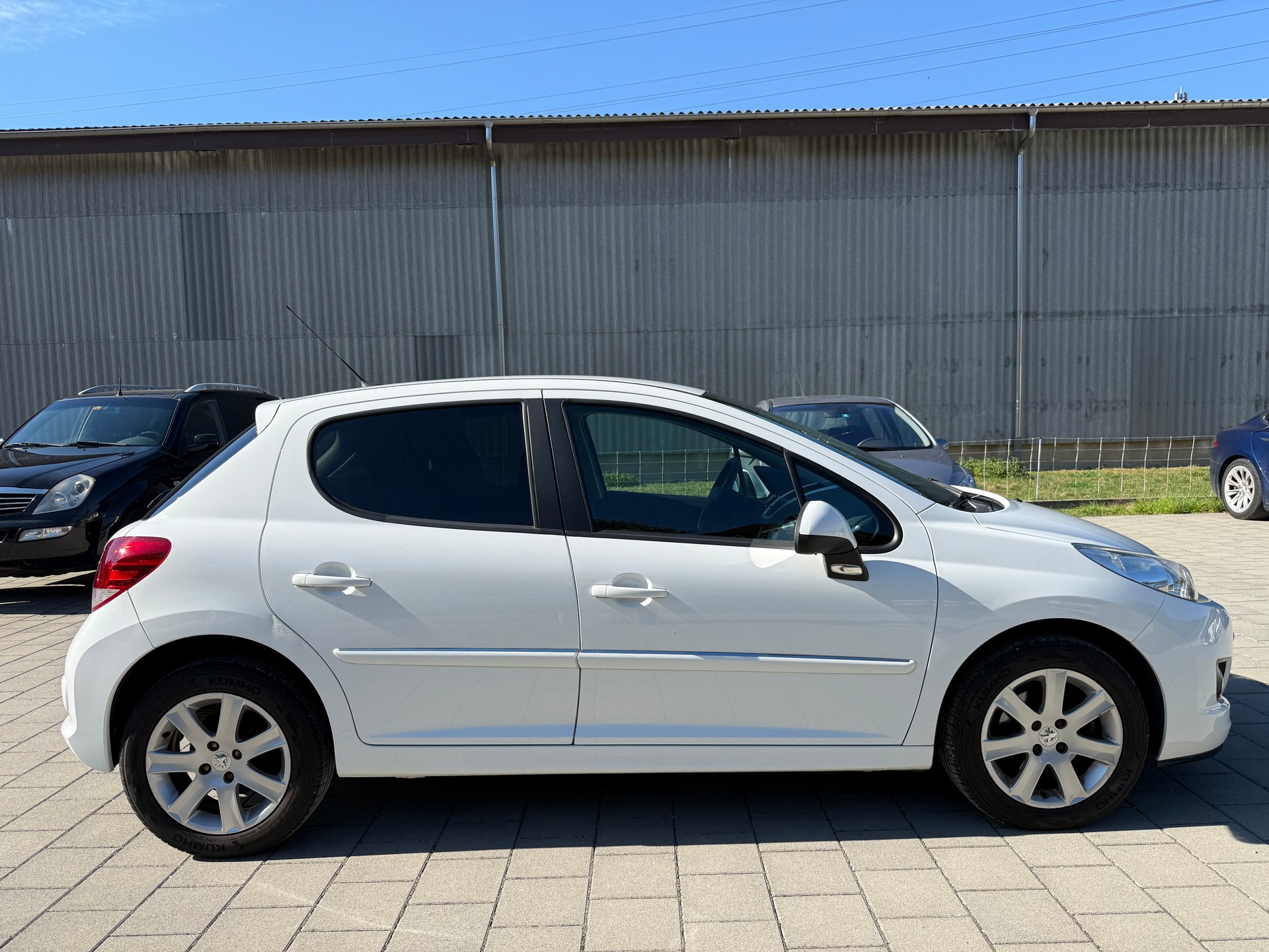 PEUGEOT 207 1.4 16V Swiss Edition-image-3